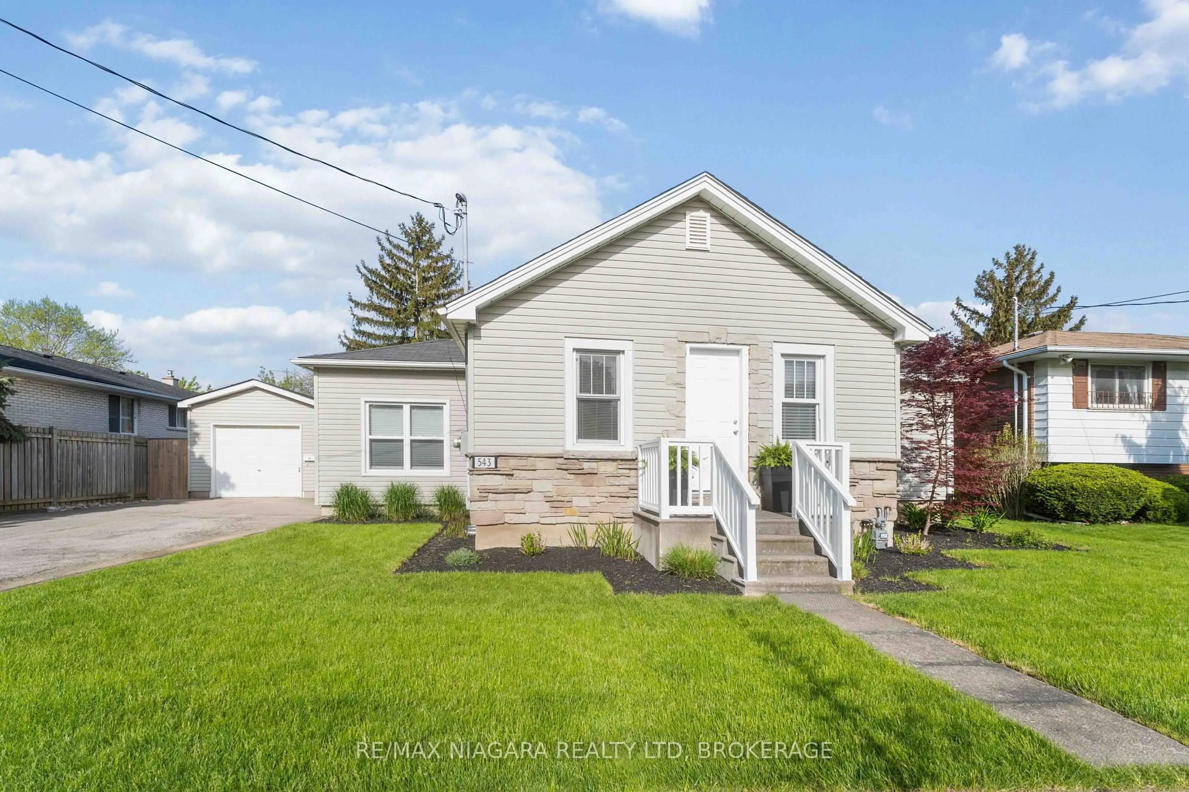 Home with vinyl exterior material, street for 543 Vine St, St. Catharines Ontario L2M 3T5