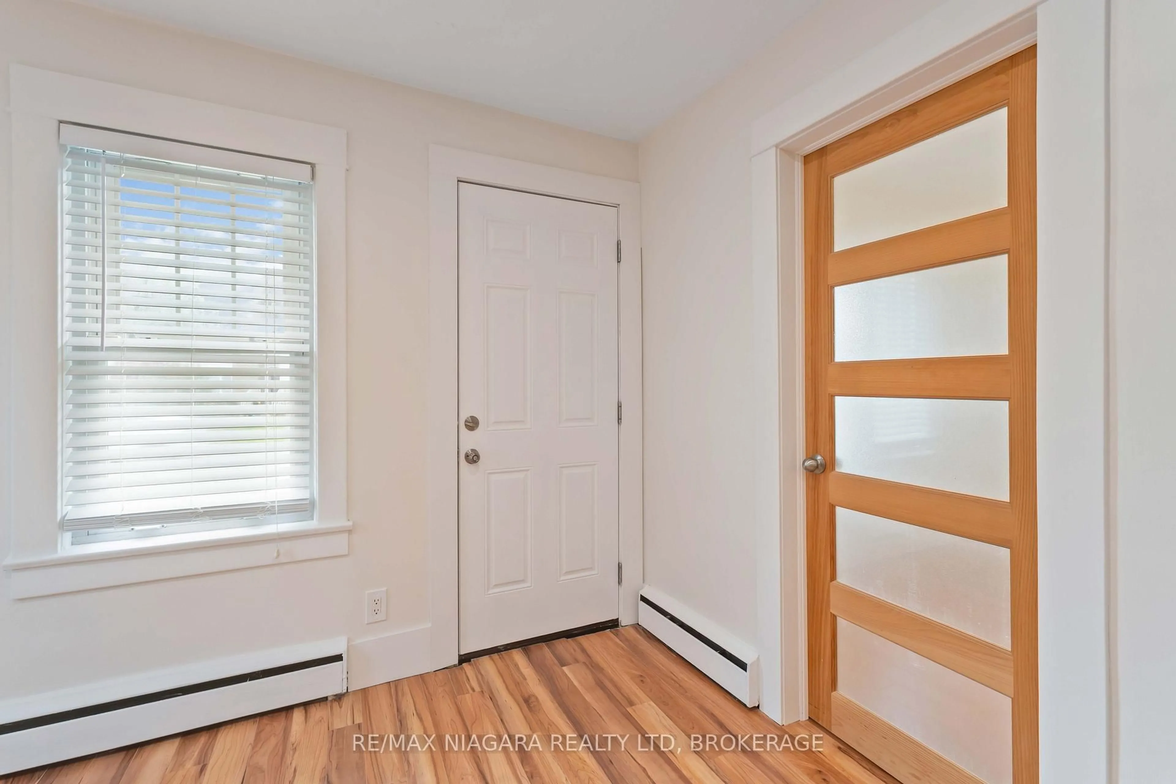 Indoor entryway for 543 Vine St, St. Catharines Ontario L2M 3T5