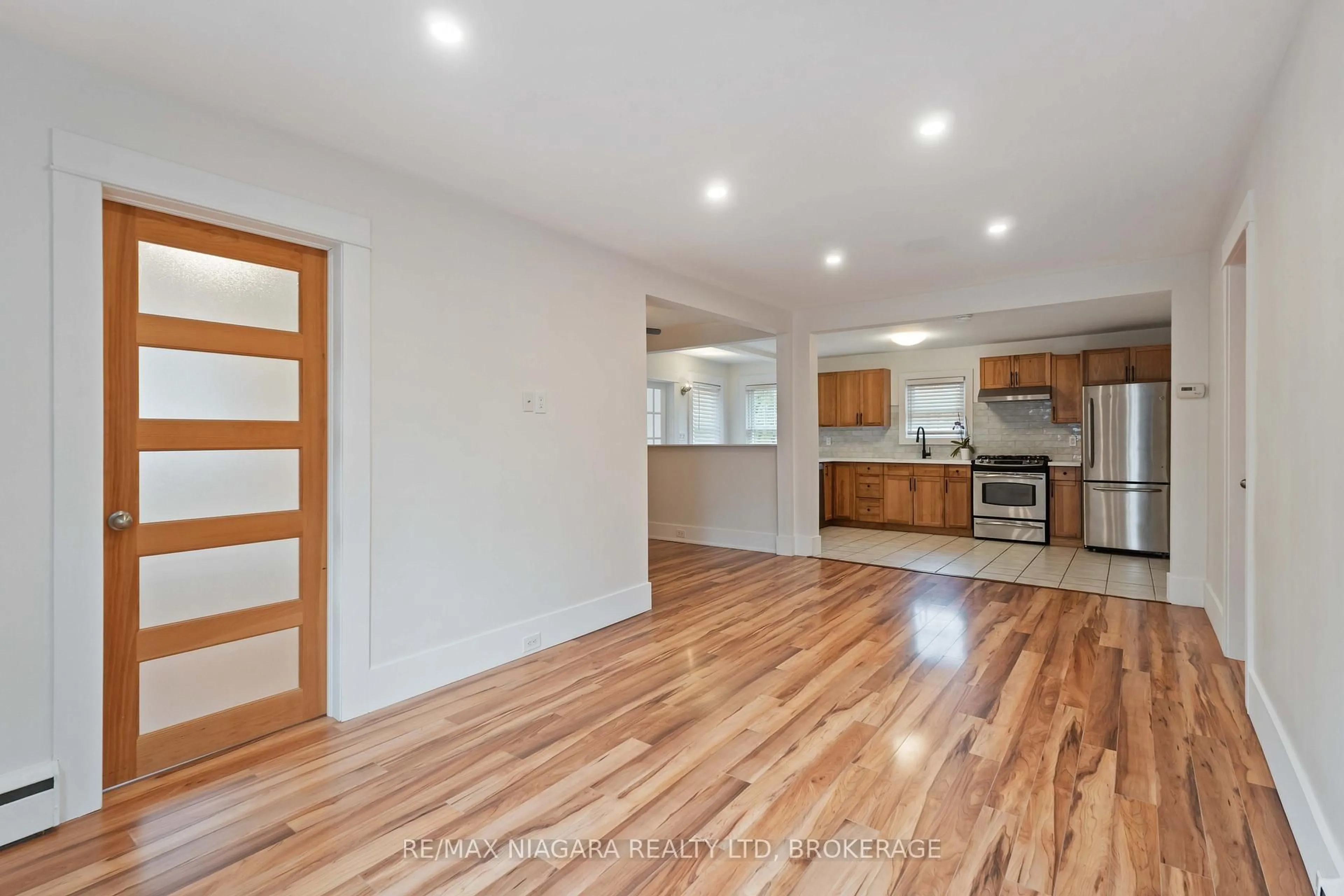 Open concept kitchen, wood/laminate floor for 543 Vine St, St. Catharines Ontario L2M 3T5