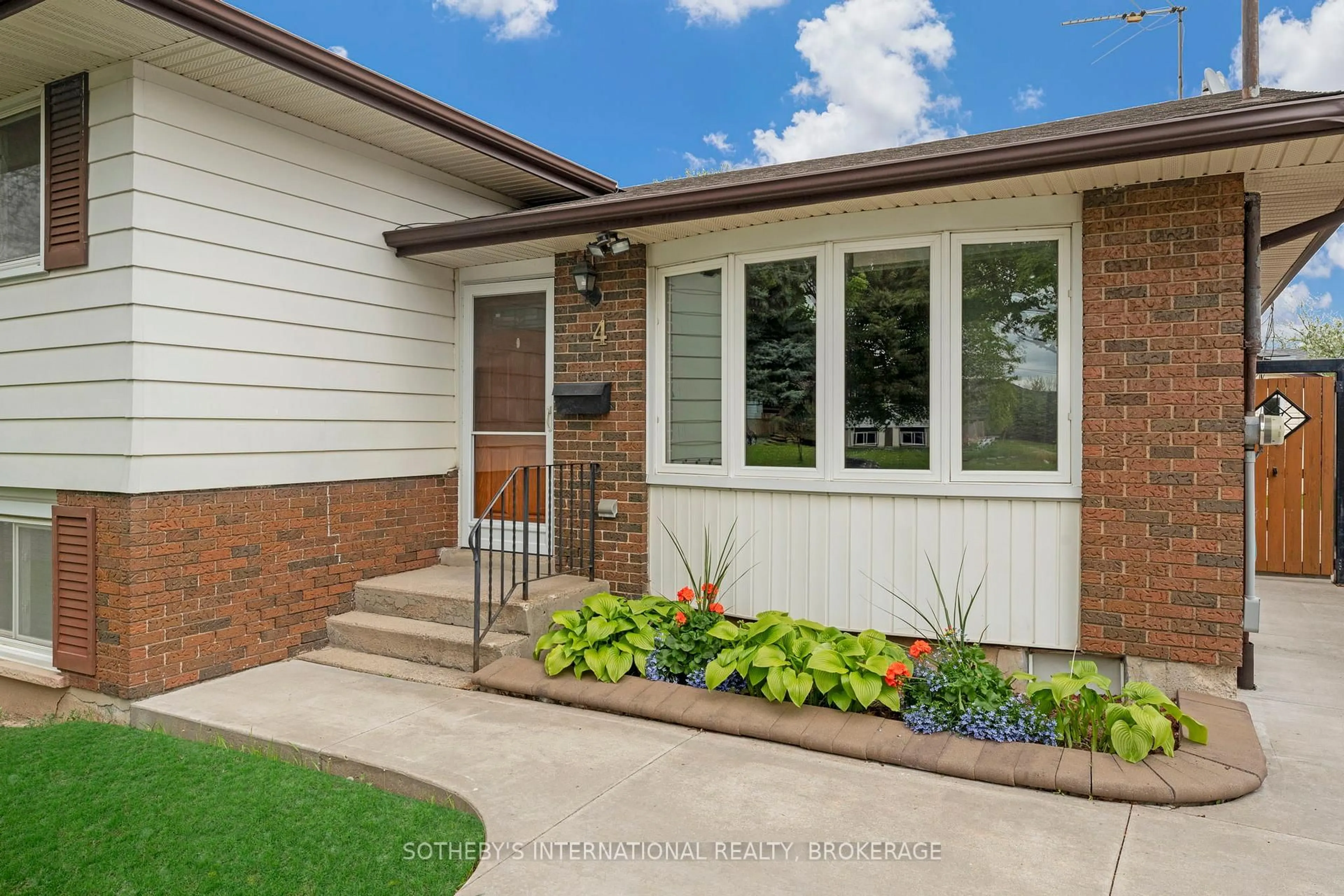 Home with vinyl exterior material, street for 4 Huntley Cres, St. Catharines Ontario L2M 6E5