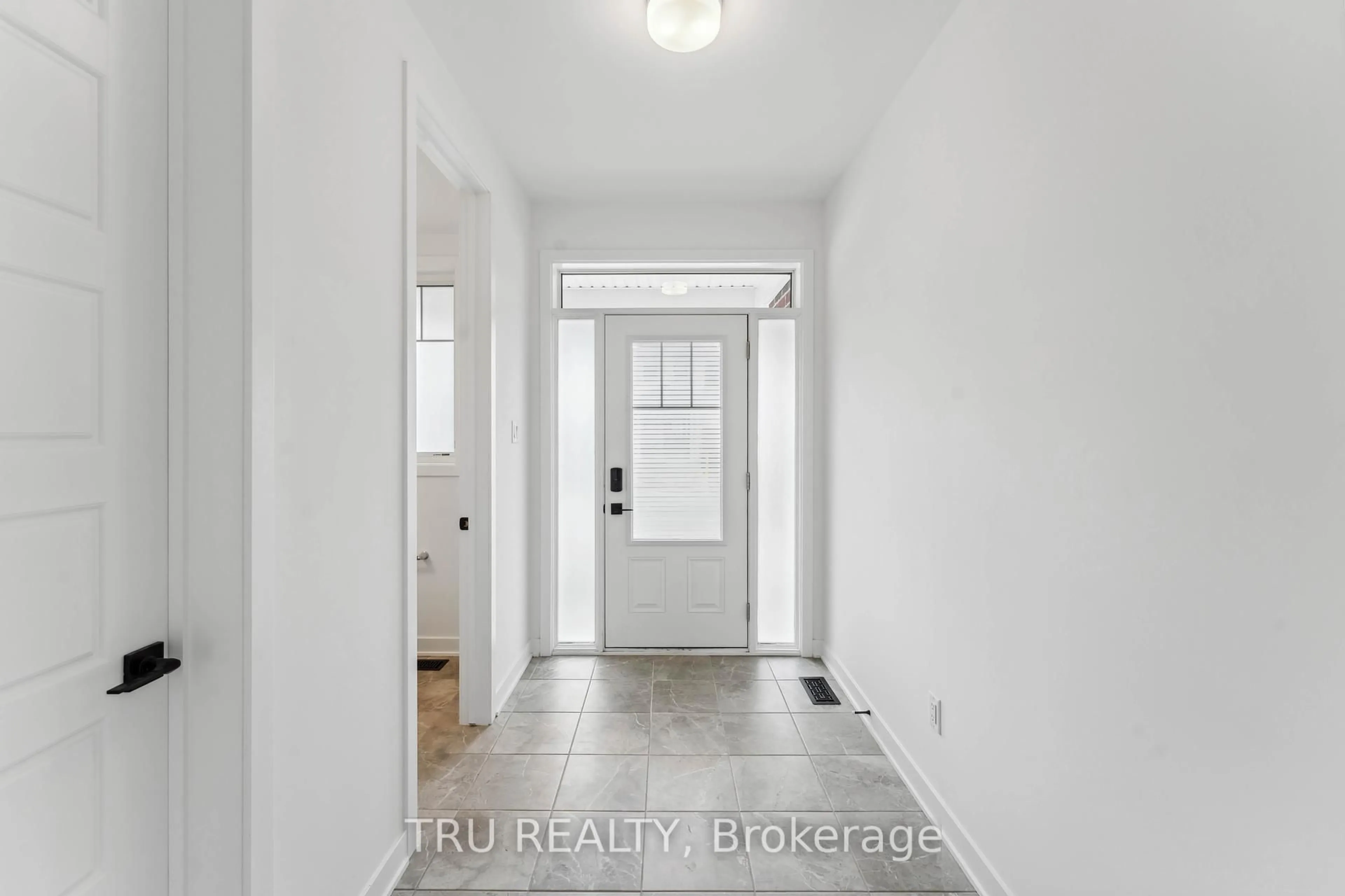 Indoor entryway for 815 Snap Hook Cres, Ottawa Ontario K2J 6H1