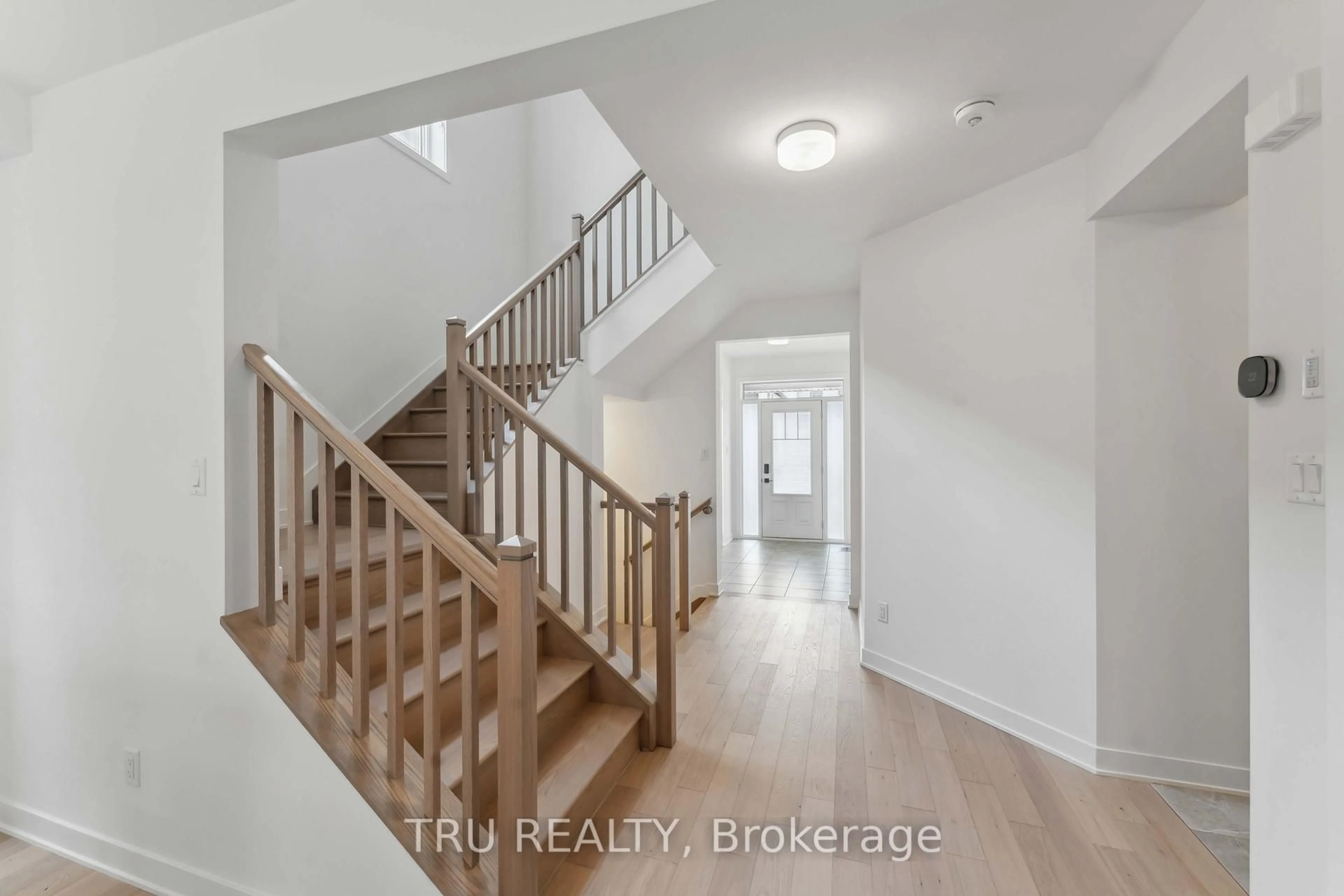 Indoor entryway for 815 Snap Hook Cres, Ottawa Ontario K2J 6H1
