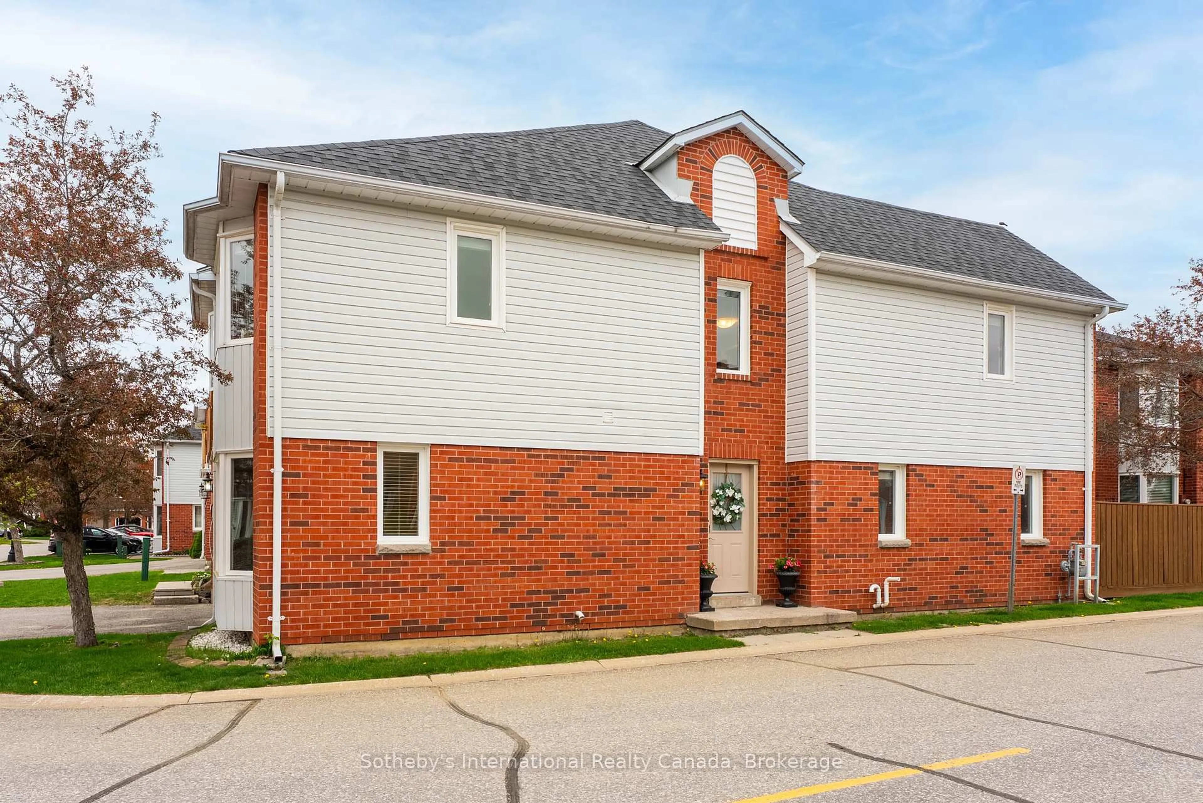 Home with brick exterior material, building for 50 Shoreline Dr #66, Bracebridge Ontario P1L 1Z4