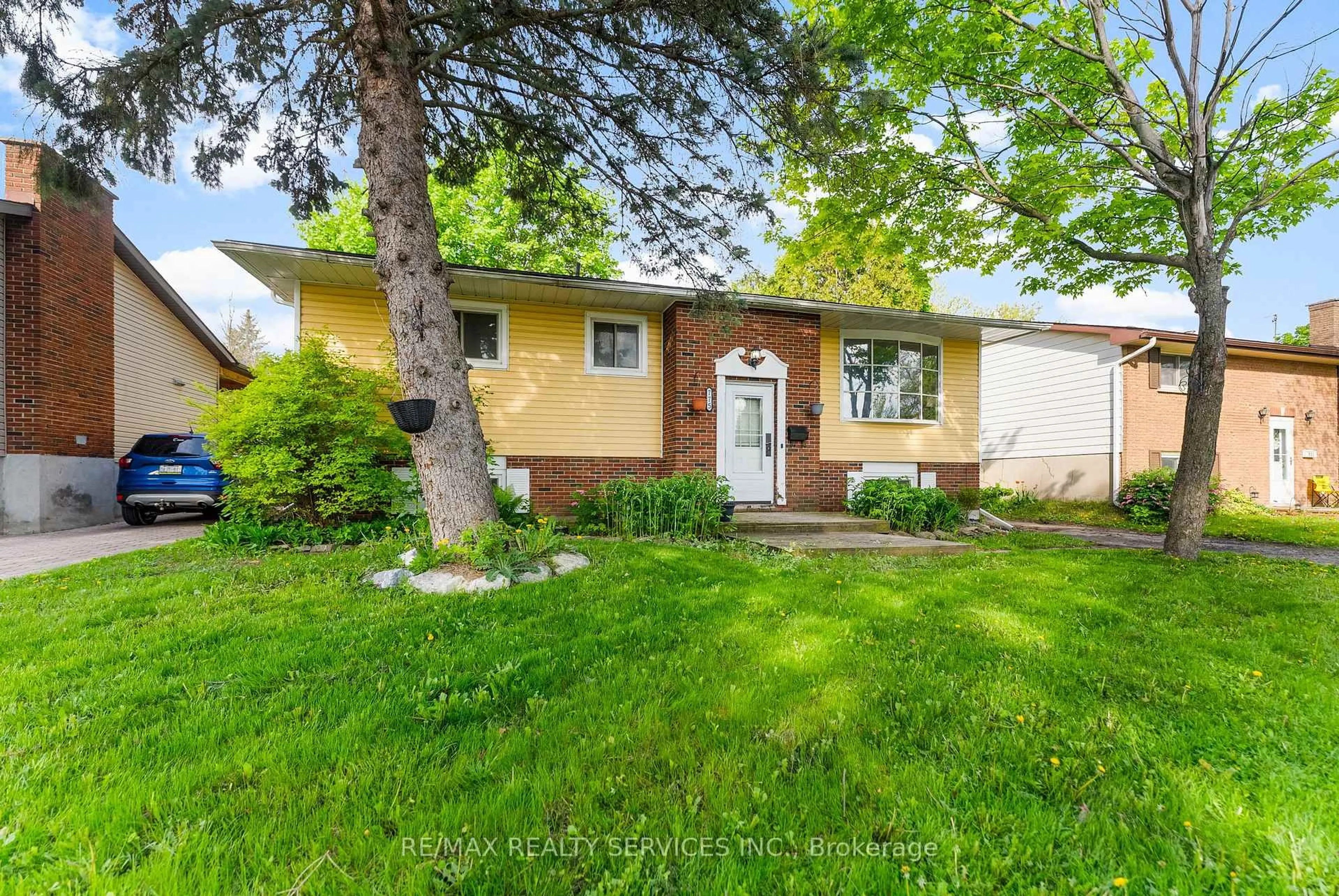 Home with vinyl exterior material, street for 775 Tupper St, Brockville Ontario K6V 6A1