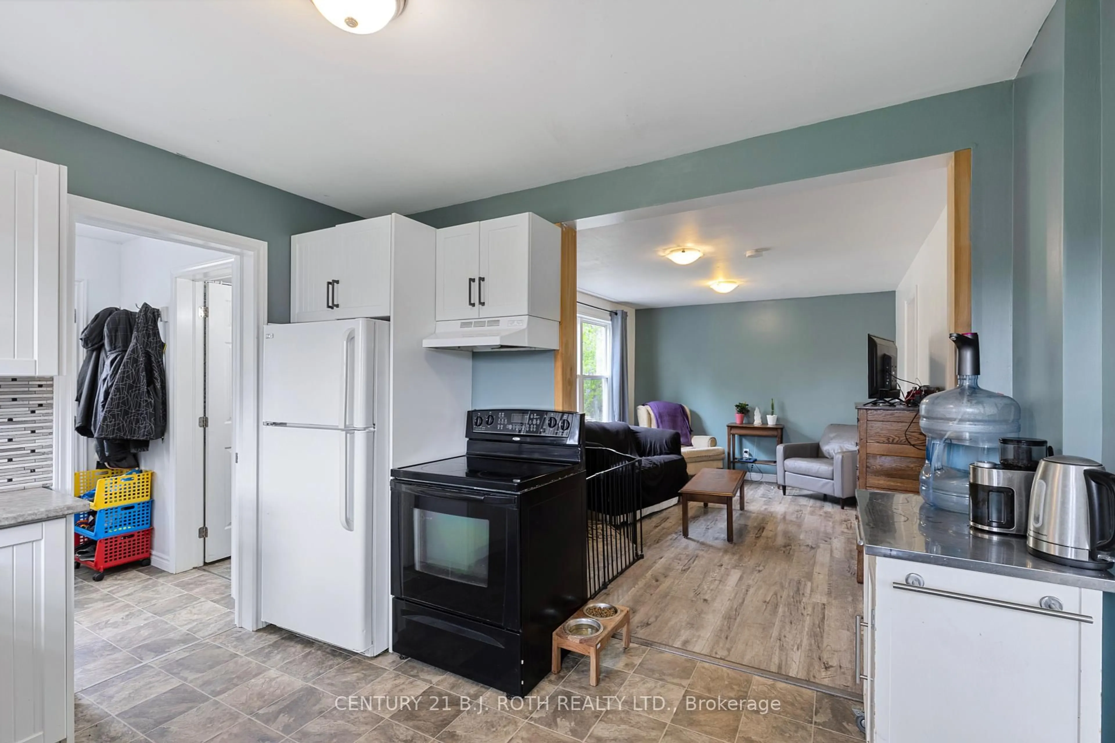 Open concept kitchen, ceramic/tile floor for 2100 Honey Harbour Rd, Georgian Bay Ontario L0K 1S0