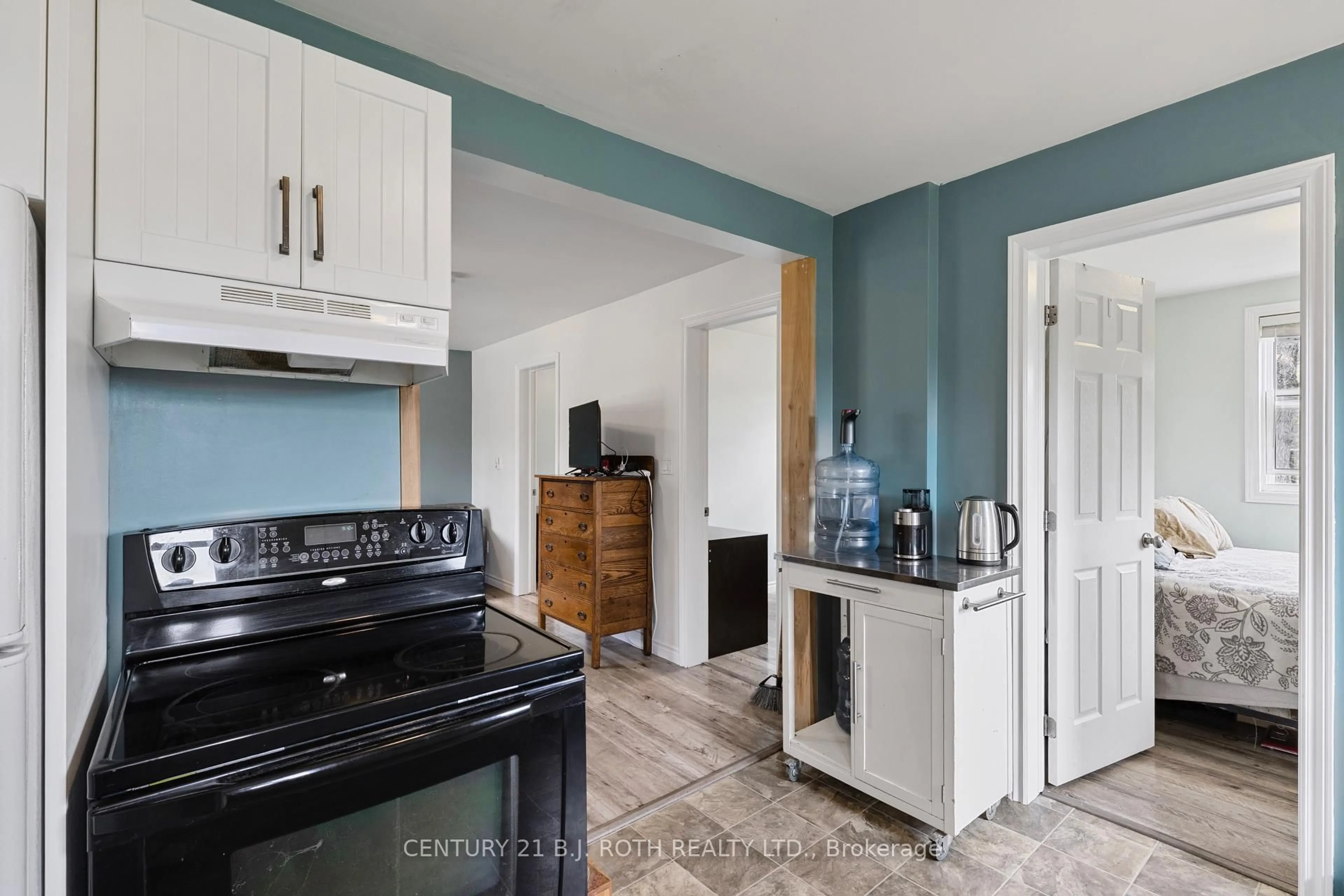 Standard kitchen, ceramic/tile floor for 2100 Honey Harbour Rd, Georgian Bay Ontario L0K 1S0