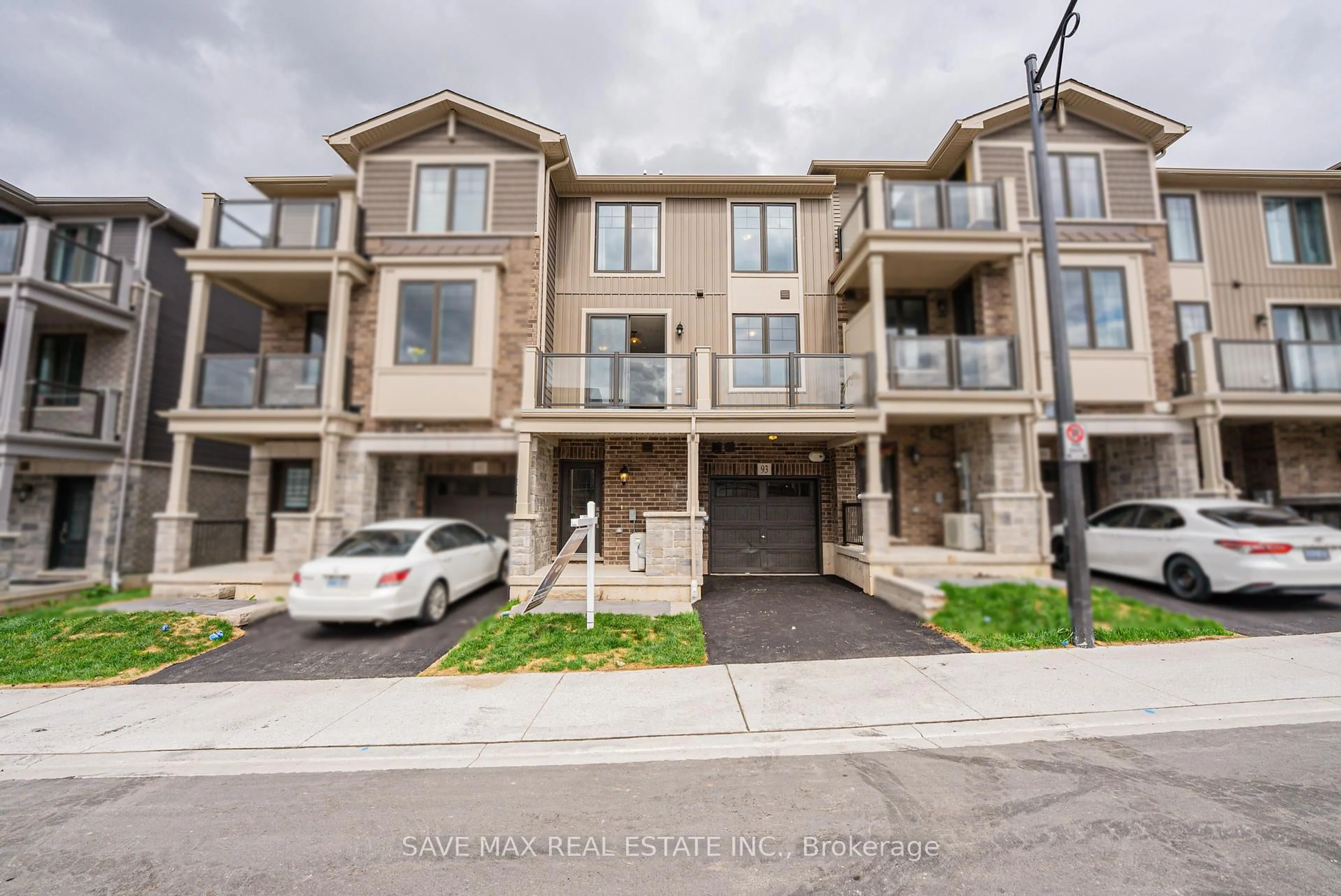 A pic from outside/outdoor area/front of a property/back of a property/a pic from drone, street for 10 Birmingham Dr #93, Cambridge Ontario N1R 0C6