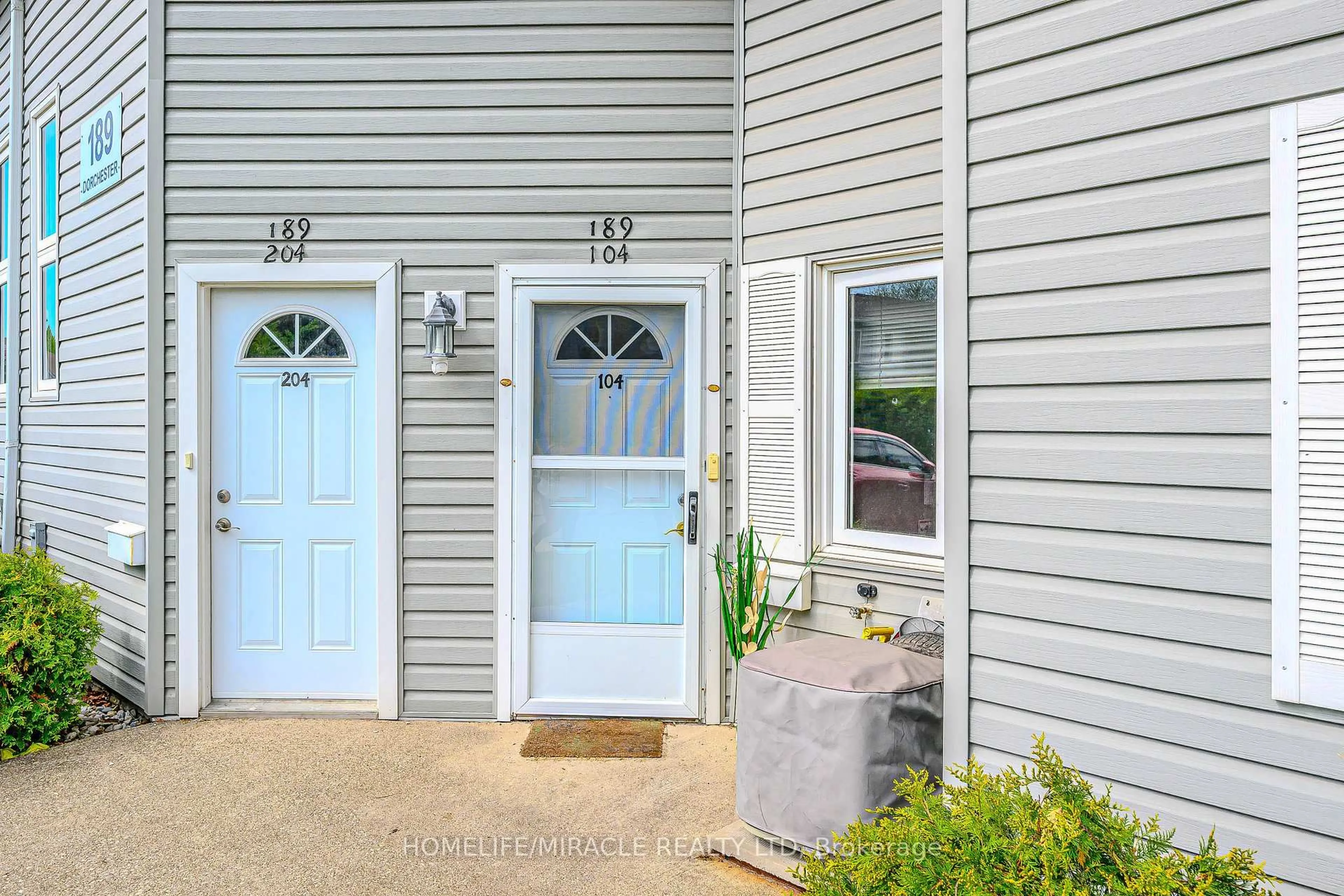 Indoor entryway for 189 Dorchester Blvd #104, St. Catharines Ontario L2M 7V8