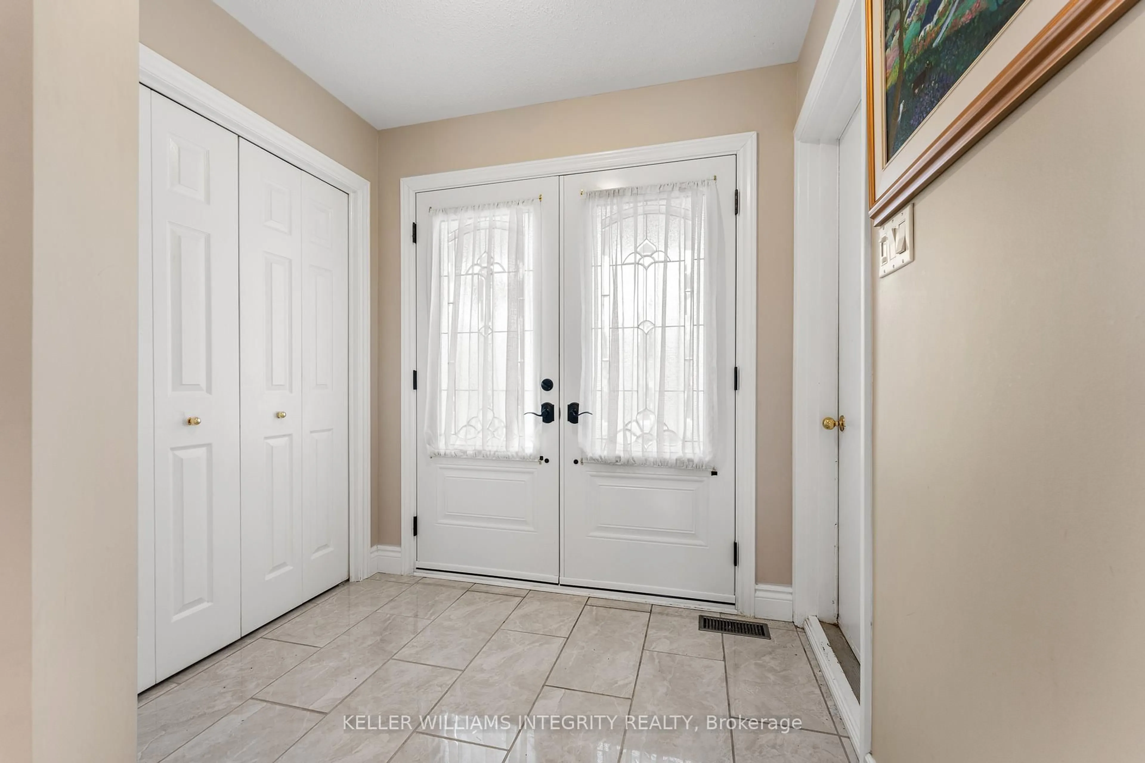 Indoor entryway for 174 Tartan Dr, Ottawa Ontario K2J 3X3