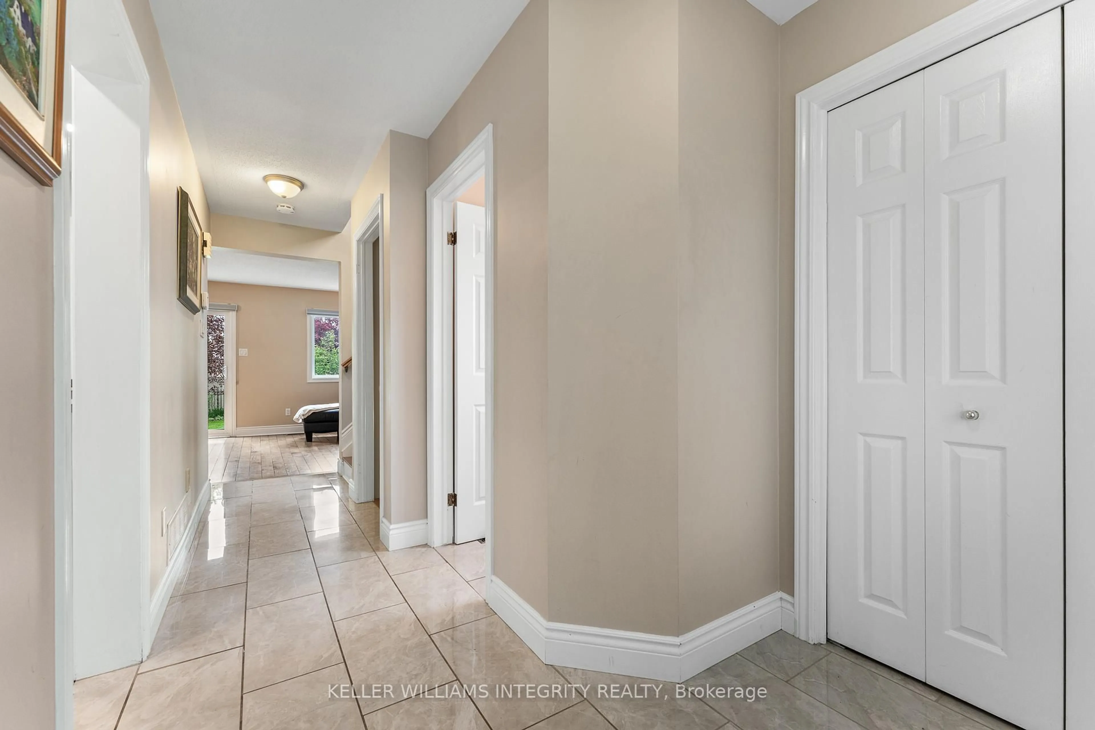 Indoor entryway for 174 Tartan Dr, Ottawa Ontario K2J 3X3