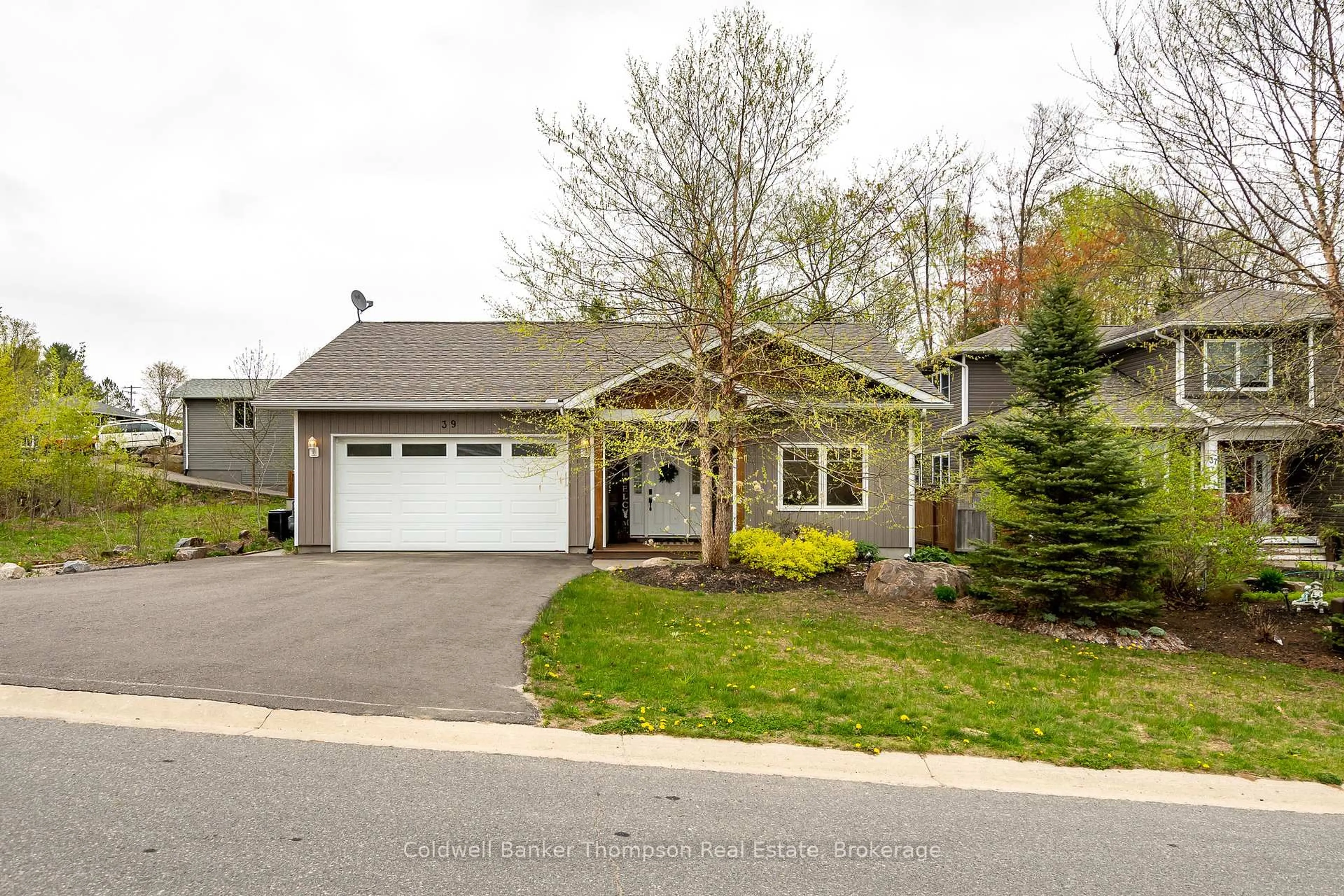 Home with vinyl exterior material, street for 39 Goodwin Dr, Huntsville Ontario P1H 2R3