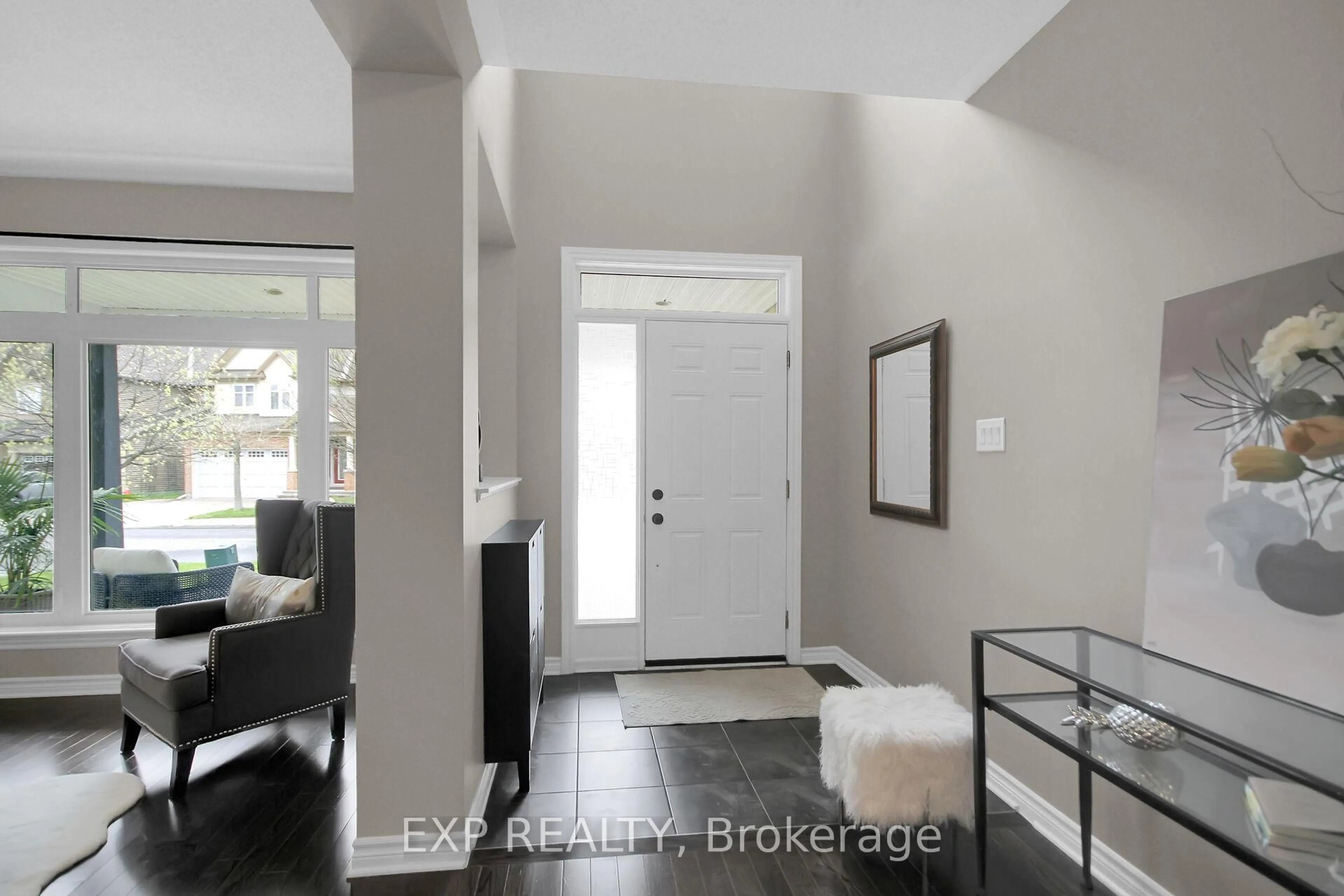 Indoor entryway for 132 Gracewood Cres, Ottawa Ontario K1T 0J5