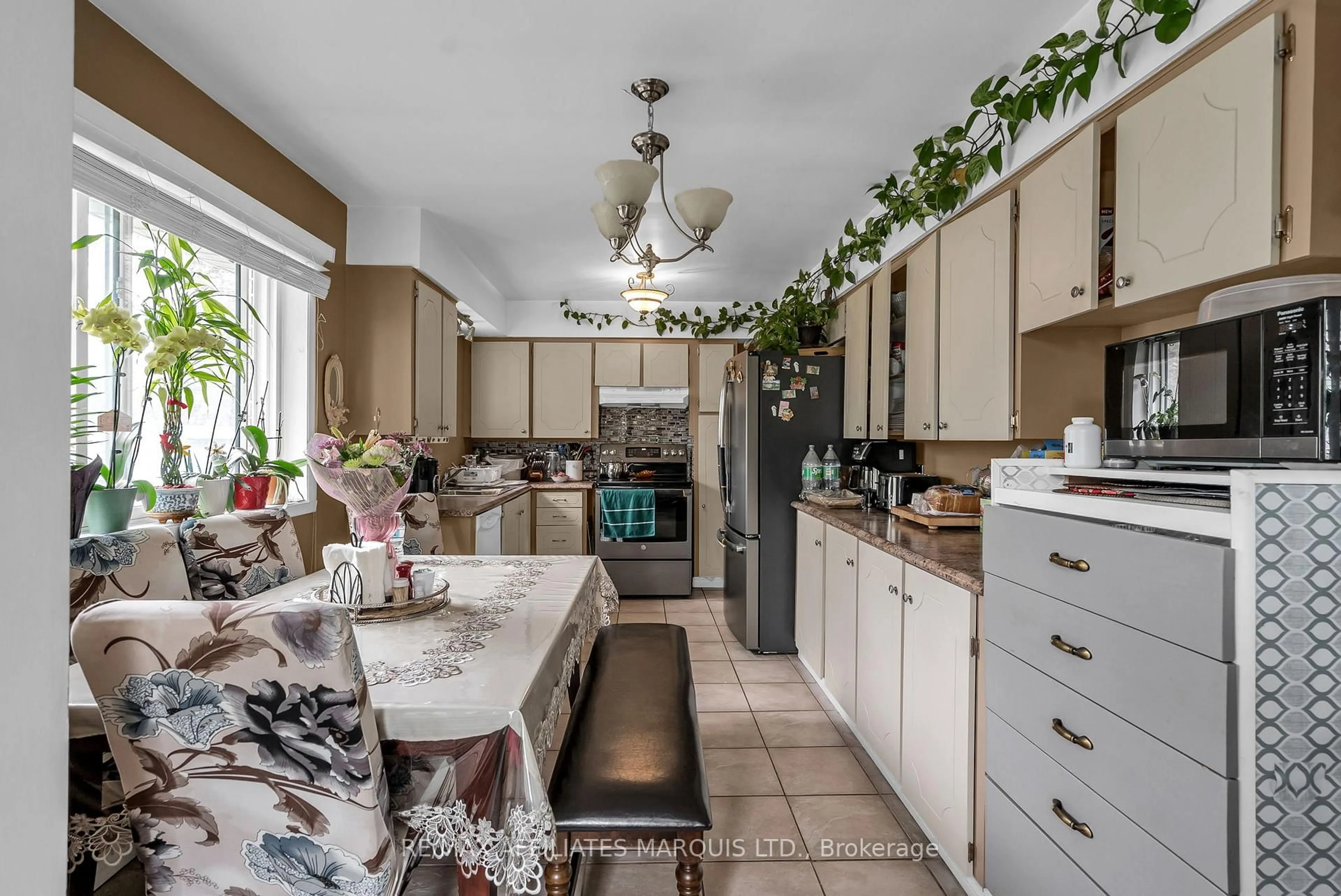 Unknown for 828 Augustus St, Cornwall Ontario K6J 3X5