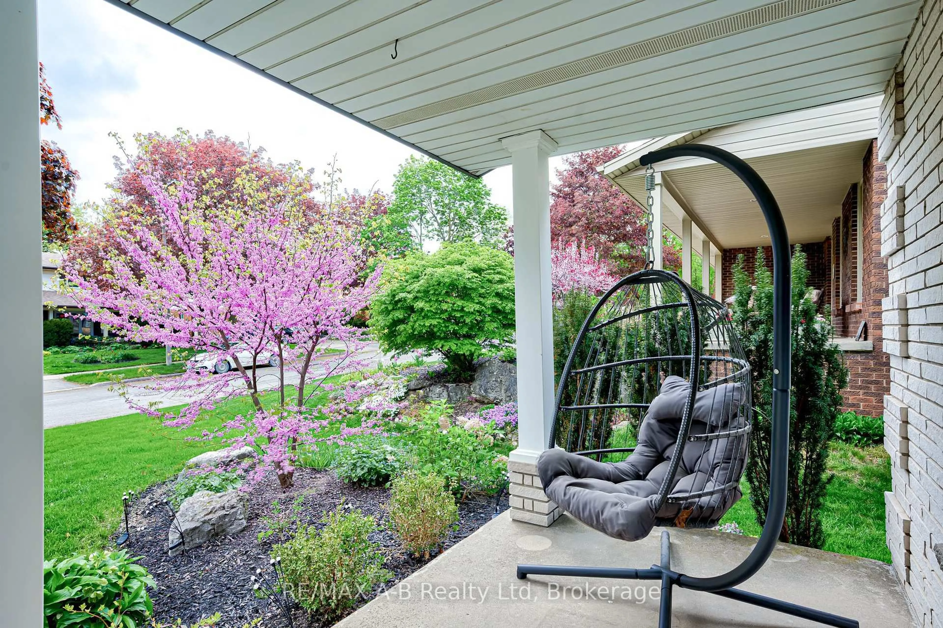 Patio, unknown for 98 Mccarron Cres, Waterloo Ontario N2L 5N2