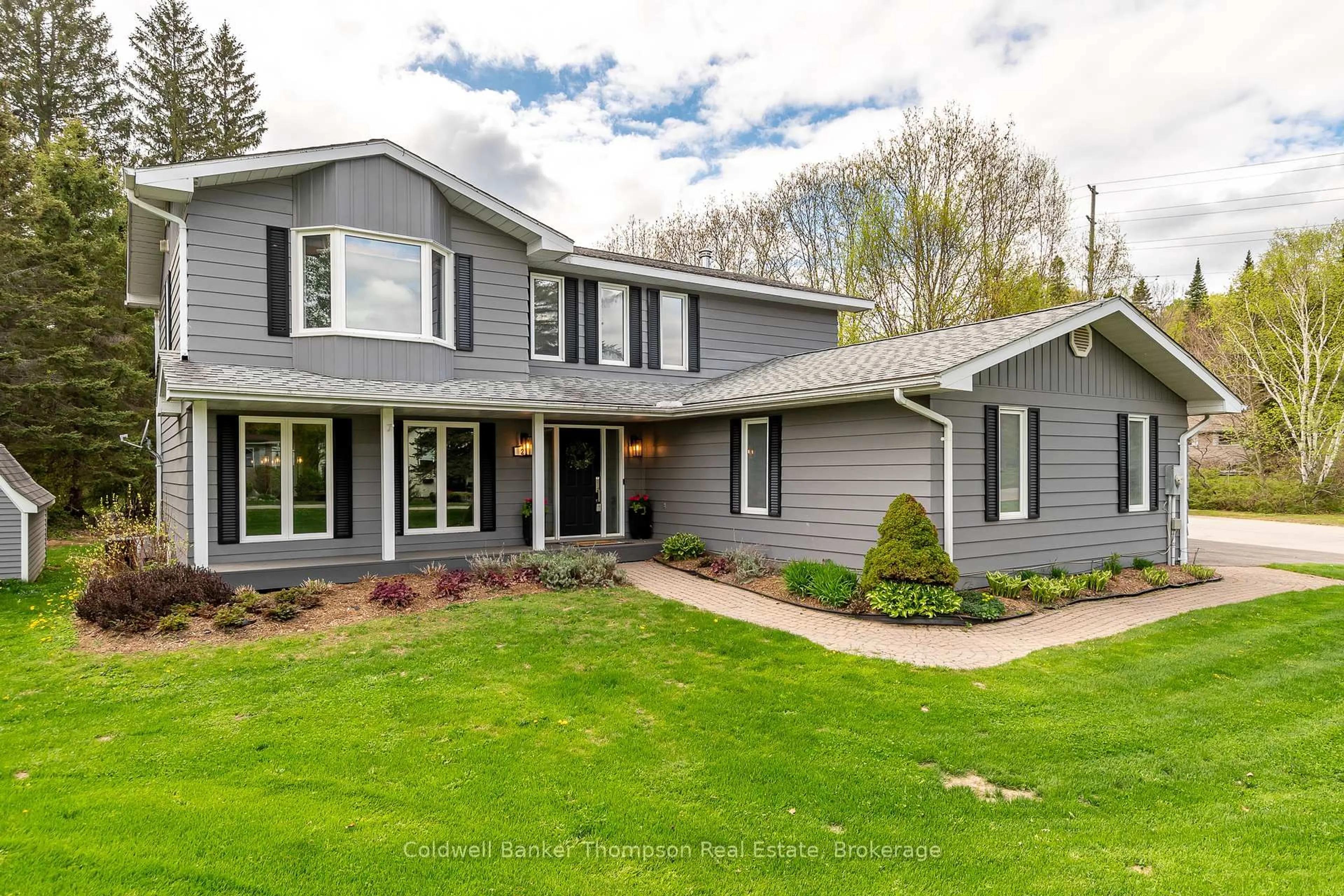 Home with vinyl exterior material, street for 21 Glenwood Dr, Huntsville Ontario P1H 1B6