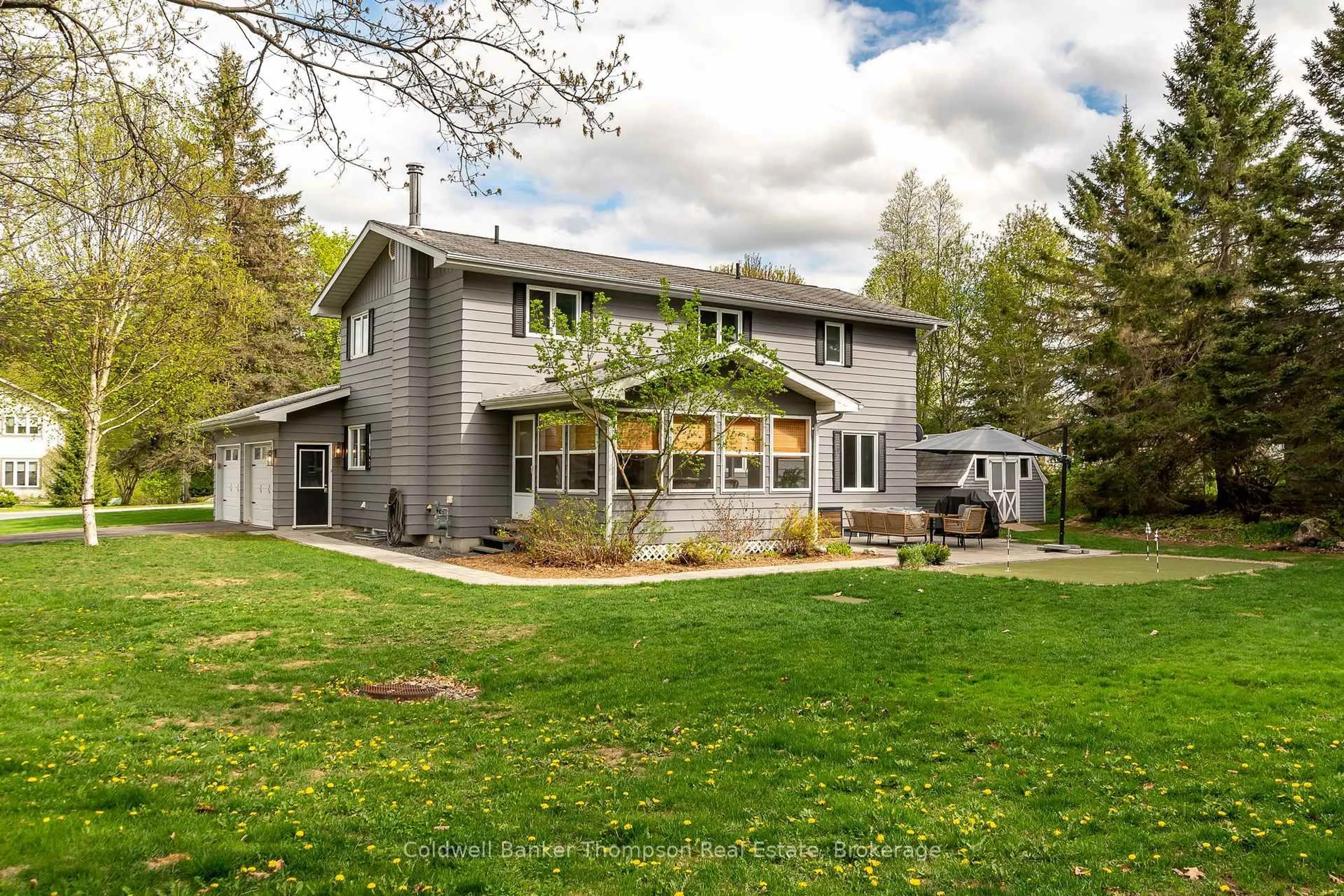 Home with vinyl exterior material, unknown for 21 Glenwood Dr, Huntsville Ontario P1H 1B6