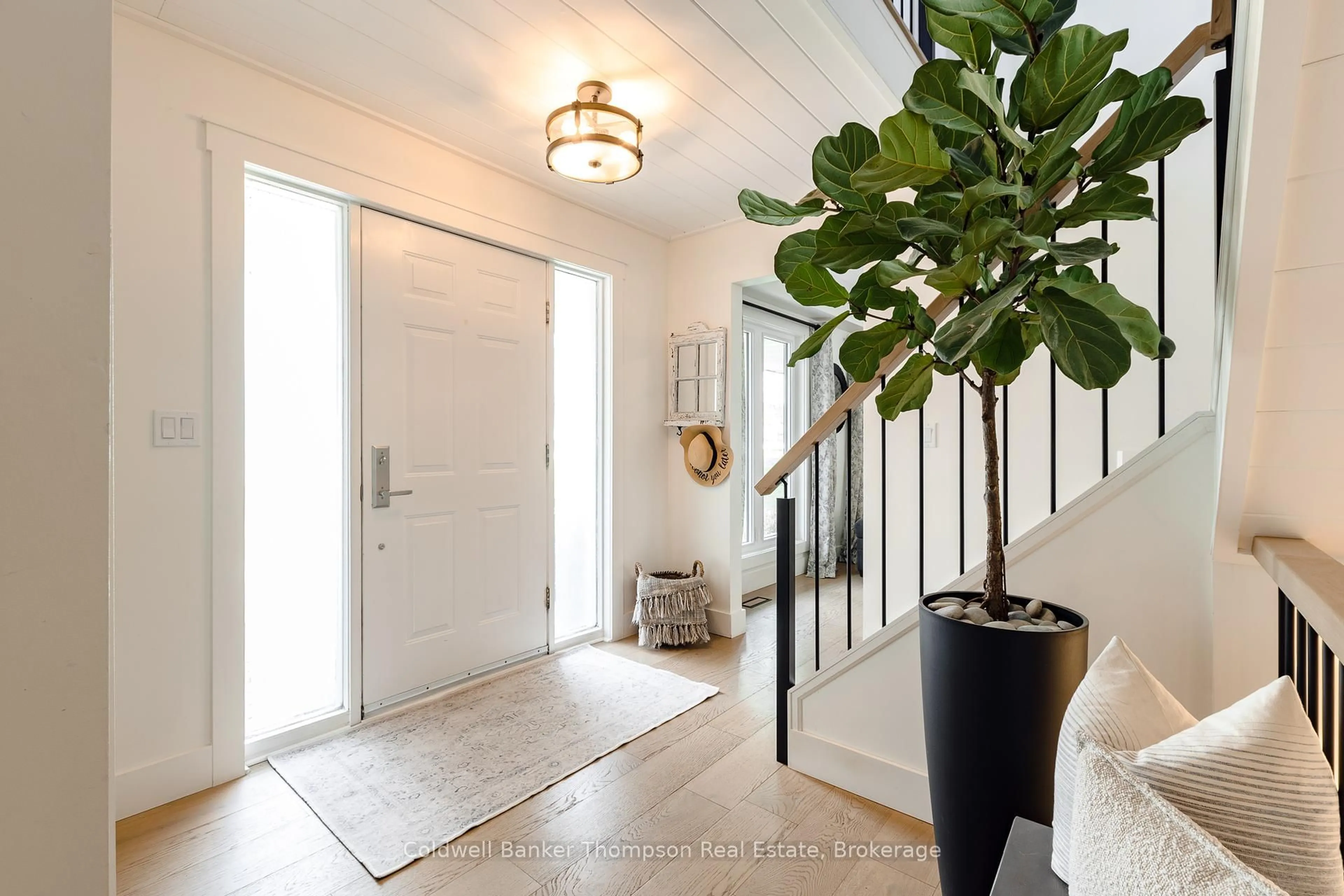 Indoor entryway for 21 Glenwood Dr, Huntsville Ontario P1H 1B6