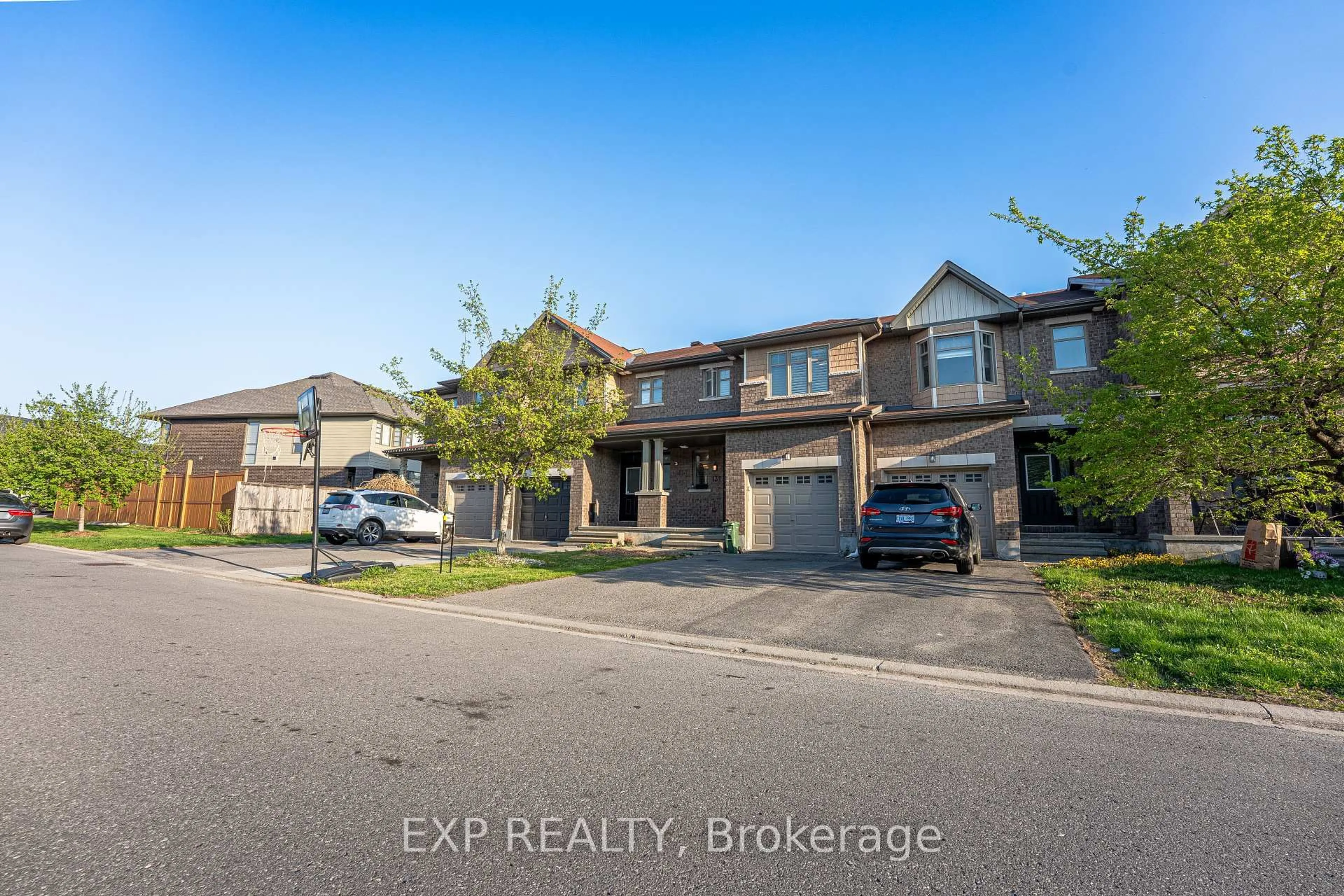 A pic from outside/outdoor area/front of a property/back of a property/a pic from drone, street for 137 Hawkeswood Dr, Ottawa Ontario K4M 0E6