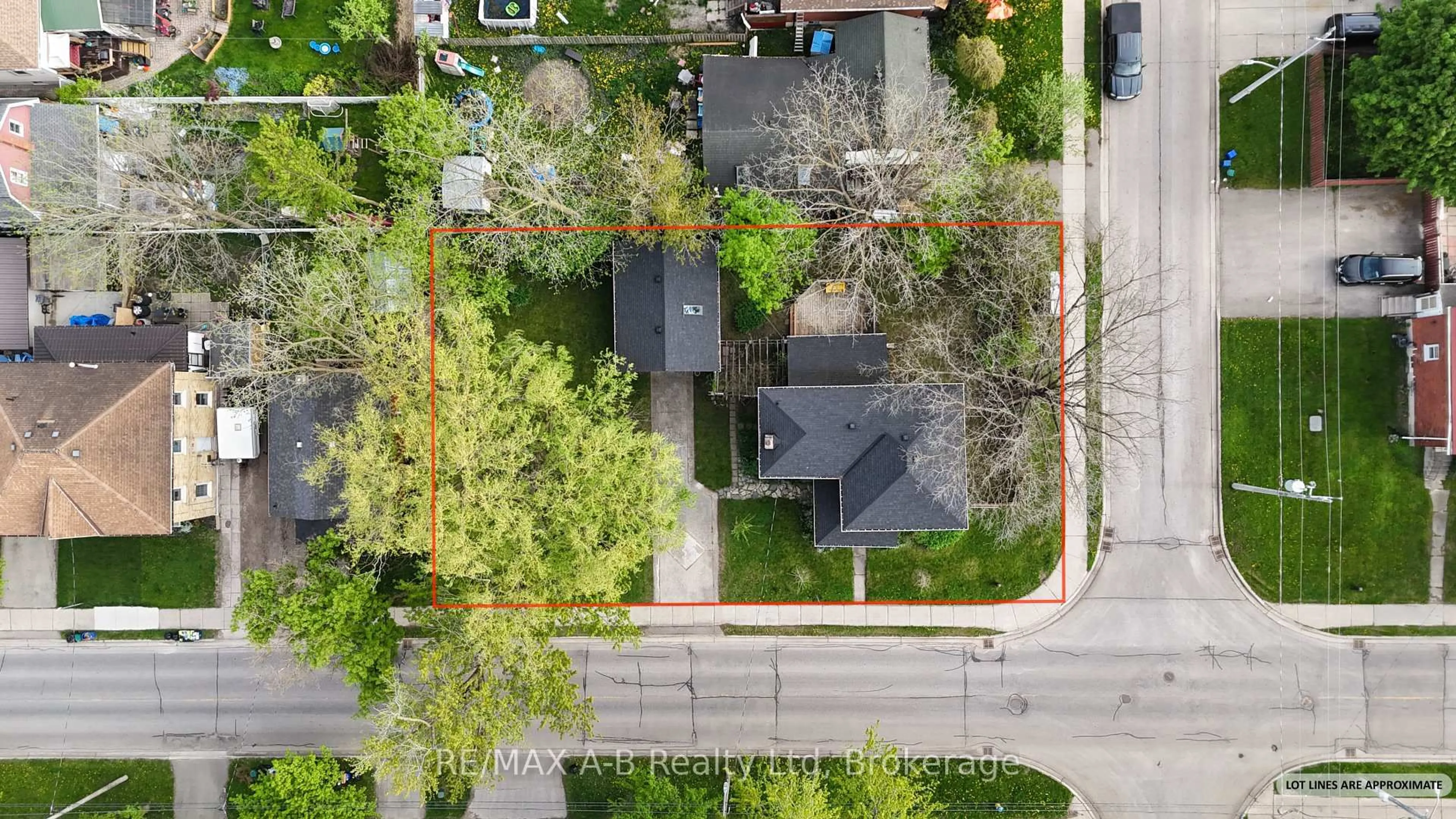 A pic from outside/outdoor area/front of a property/back of a property/a pic from drone, street for 258 Douro St, Stratford Ontario N5A 3S3