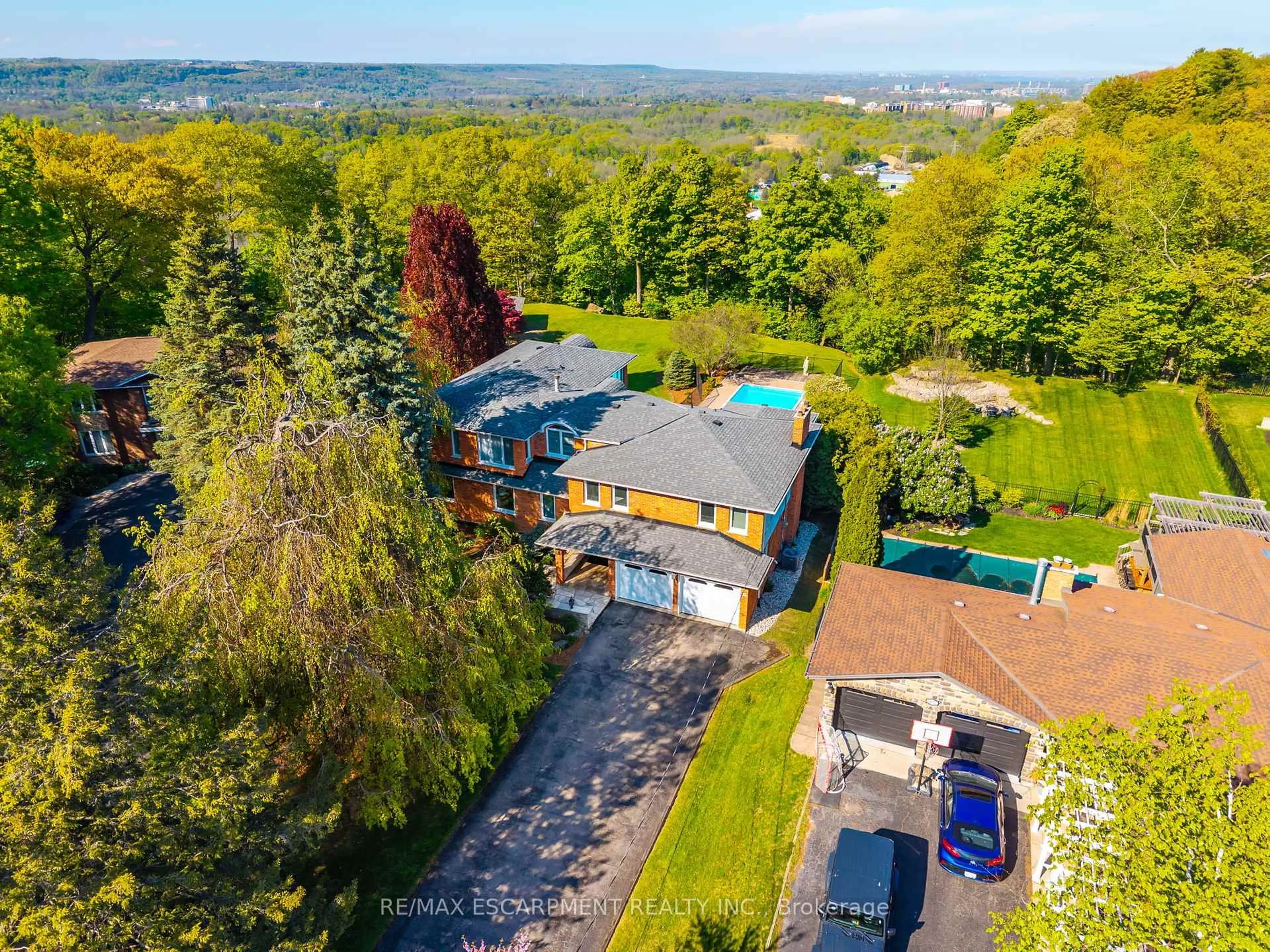 A pic from outside/outdoor area/front of a property/back of a property/a pic from drone, unknown for 887 MONTGOMERY Dr, Hamilton Ontario L9G 3H6