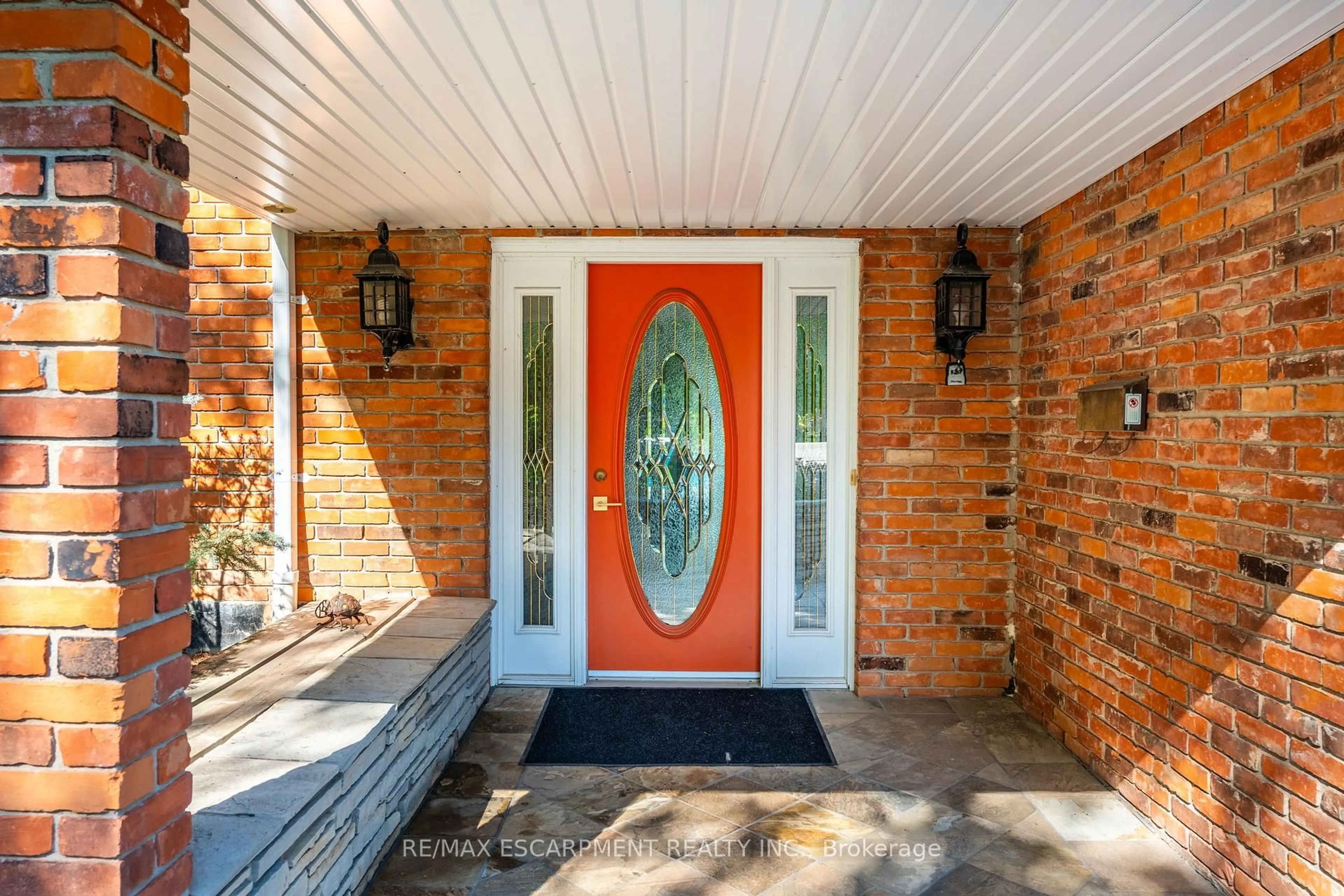 Indoor entryway for 887 MONTGOMERY Dr, Hamilton Ontario L9G 3H6