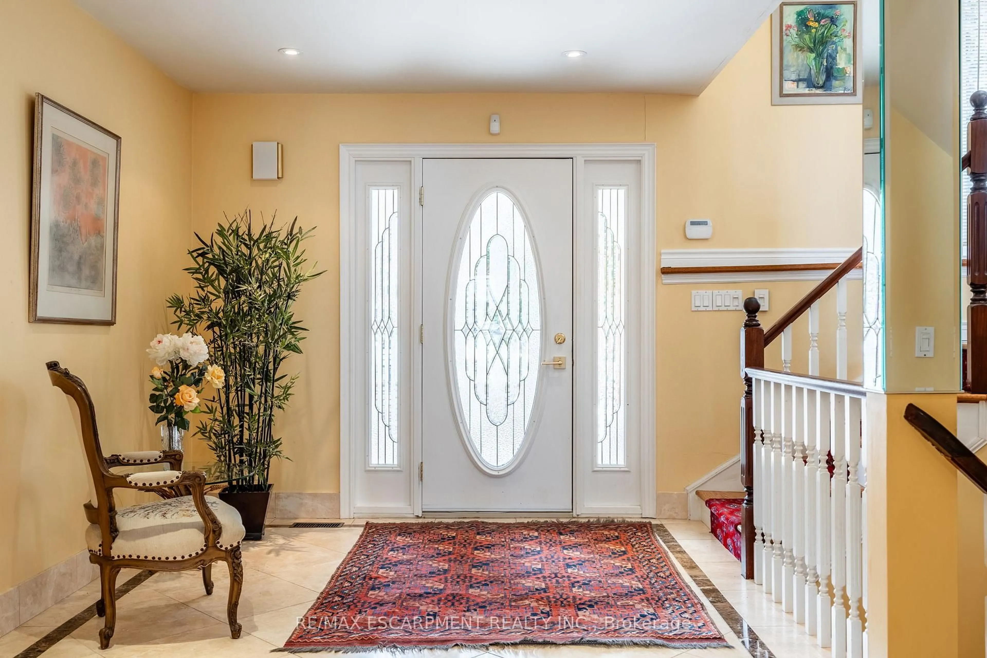Indoor entryway for 887 MONTGOMERY Dr, Hamilton Ontario L9G 3H6