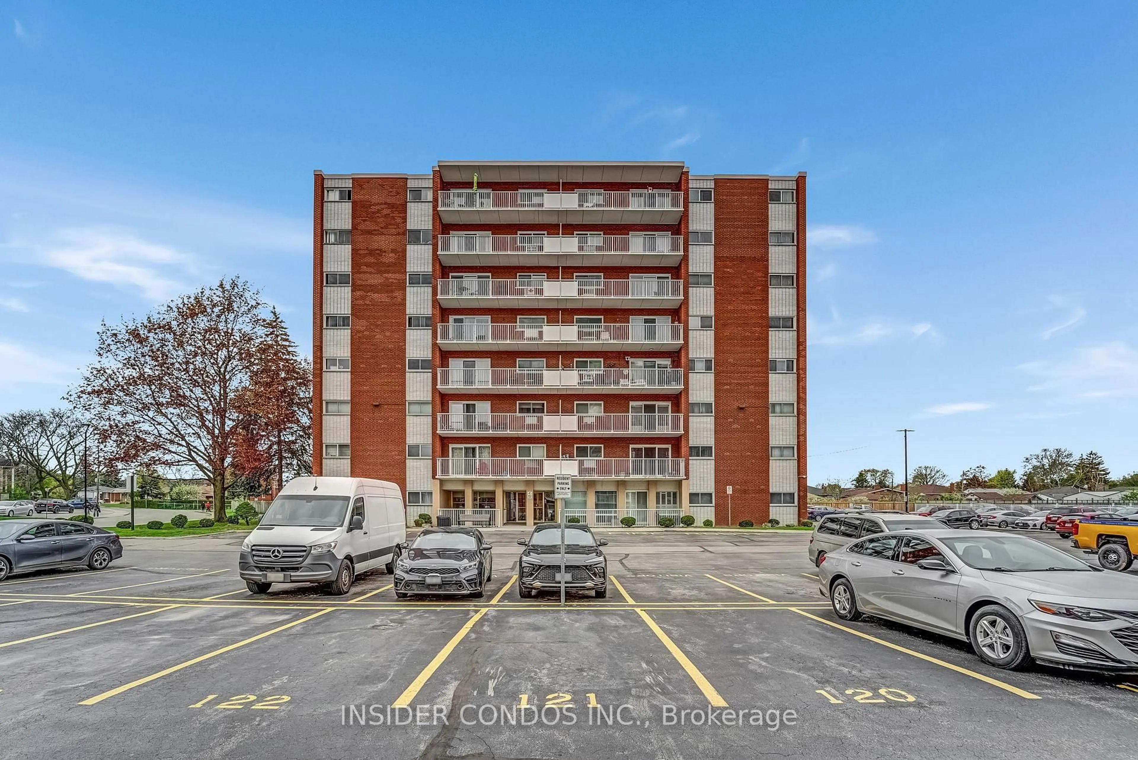 A pic from outside/outdoor area/front of a property/back of a property/a pic from drone, building for 10 Woodman Dr #807, Hamilton Ontario L8K 4E1