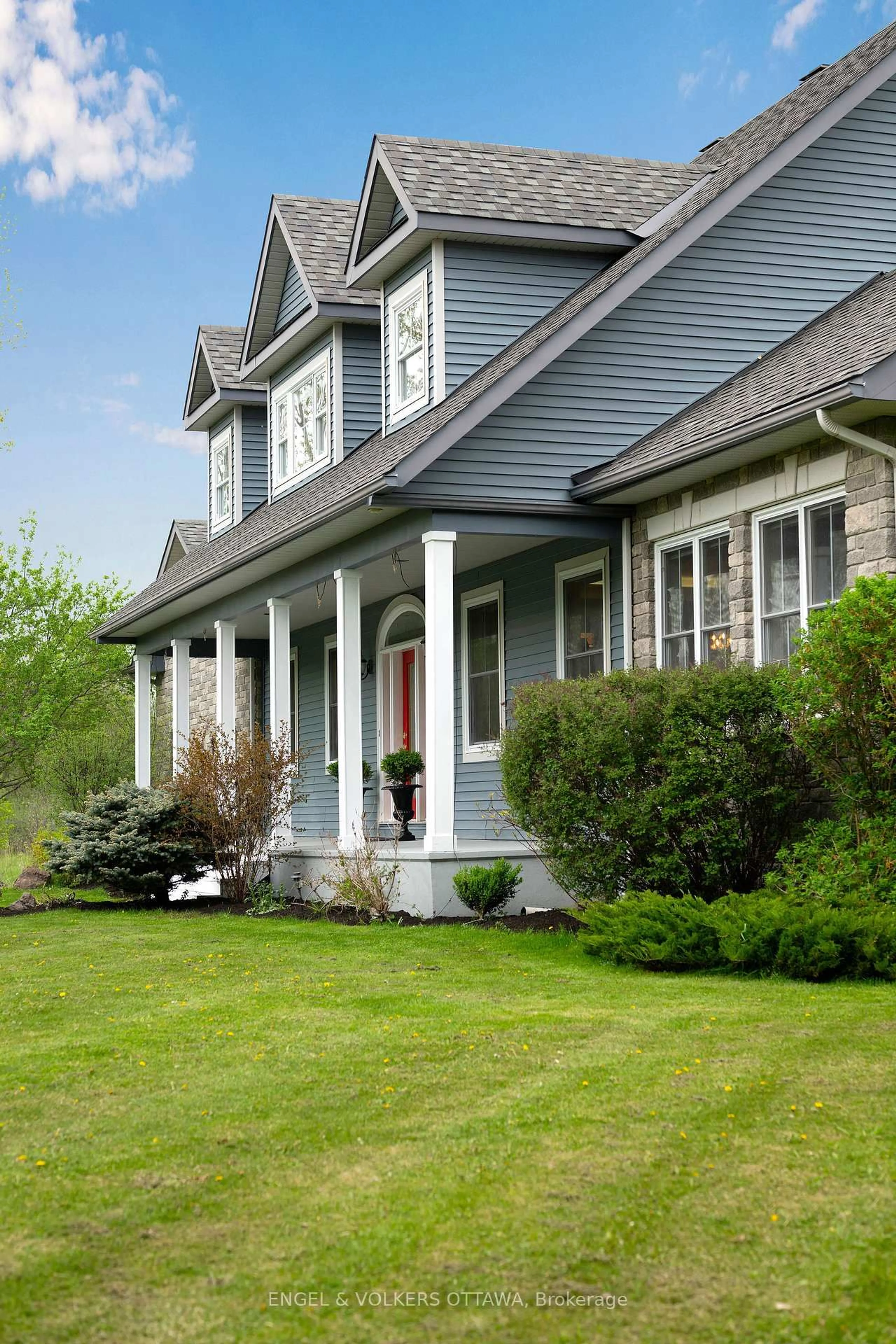 Home with vinyl exterior material, street for 1422 Houston Cres, Ottawa Ontario K2W 1B6