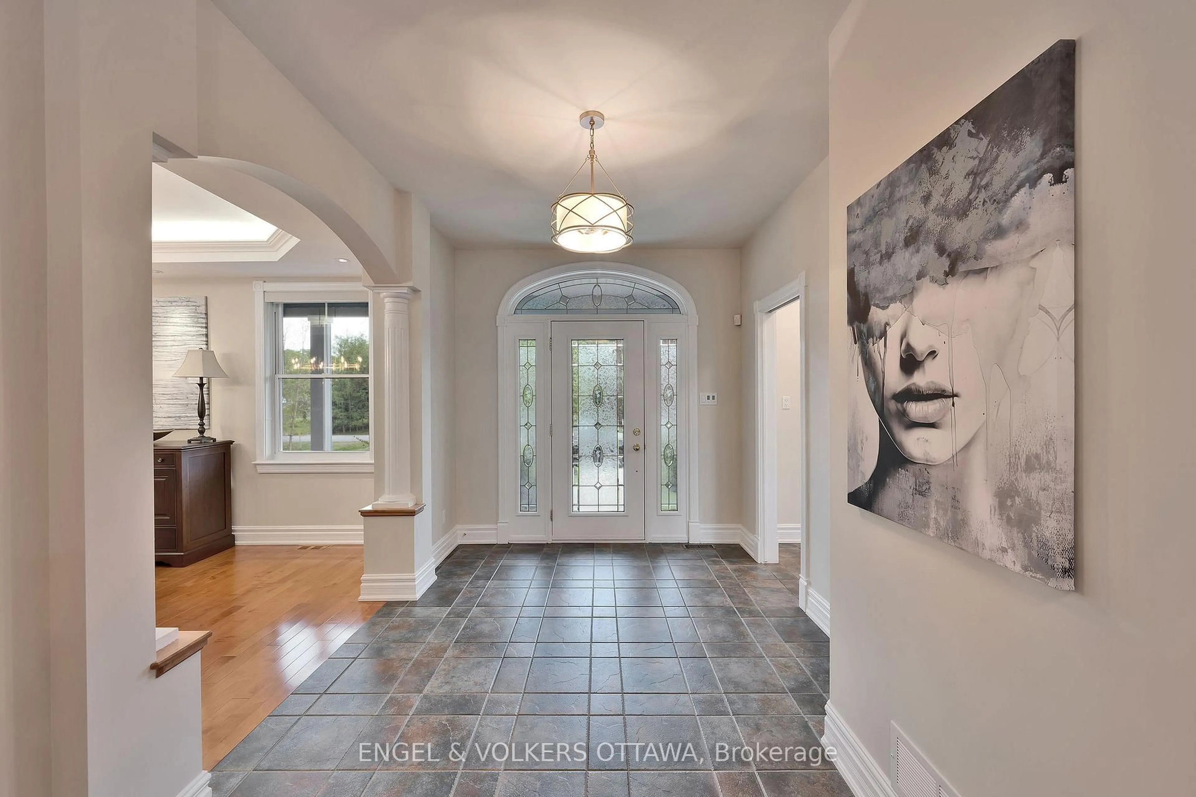 Indoor entryway for 1422 Houston Cres, Ottawa Ontario K2W 1B6