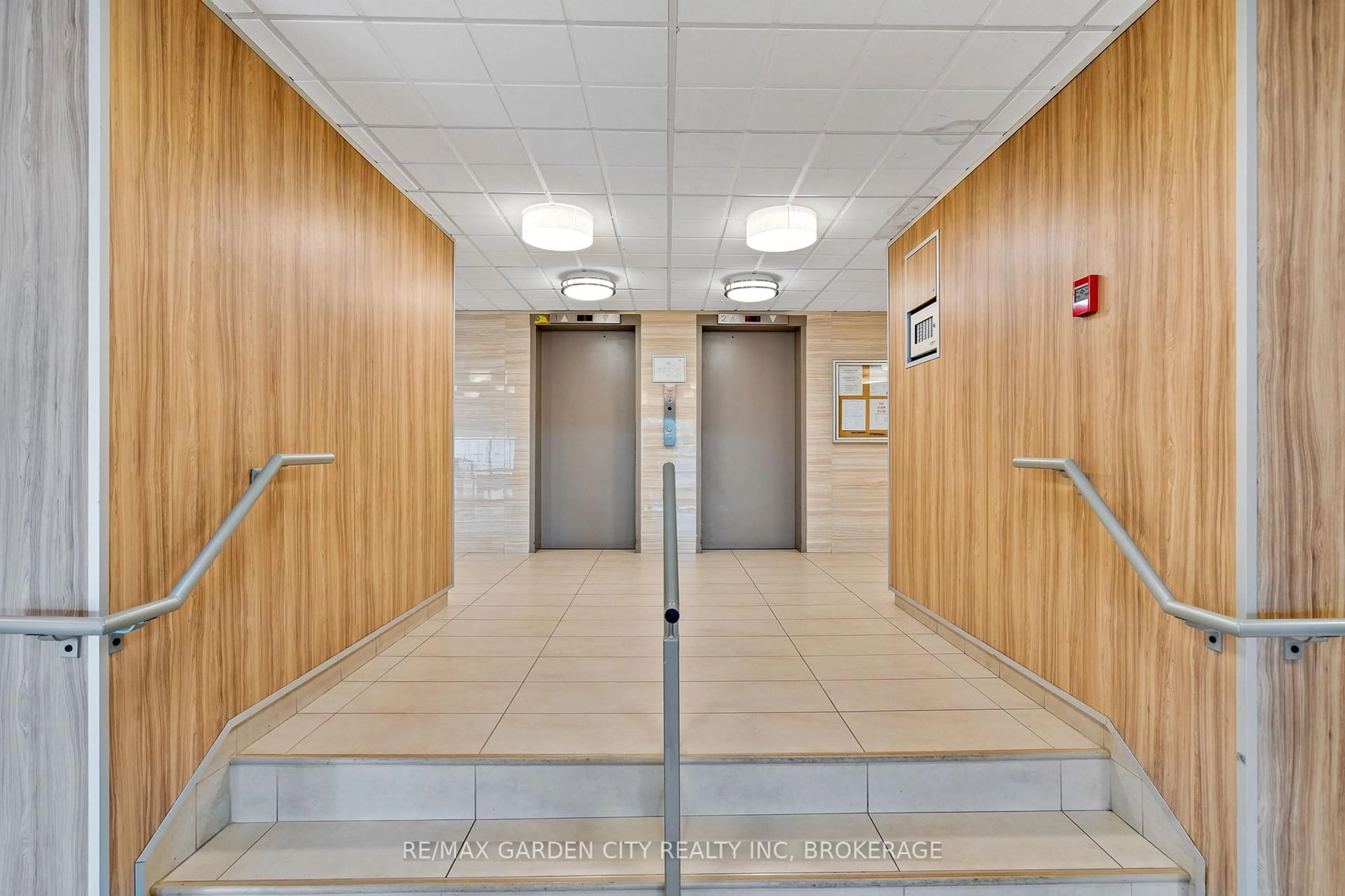 Indoor foyer for 215 GLENRIDGE Ave #1006, St. Catharines Ontario L2T 3J7