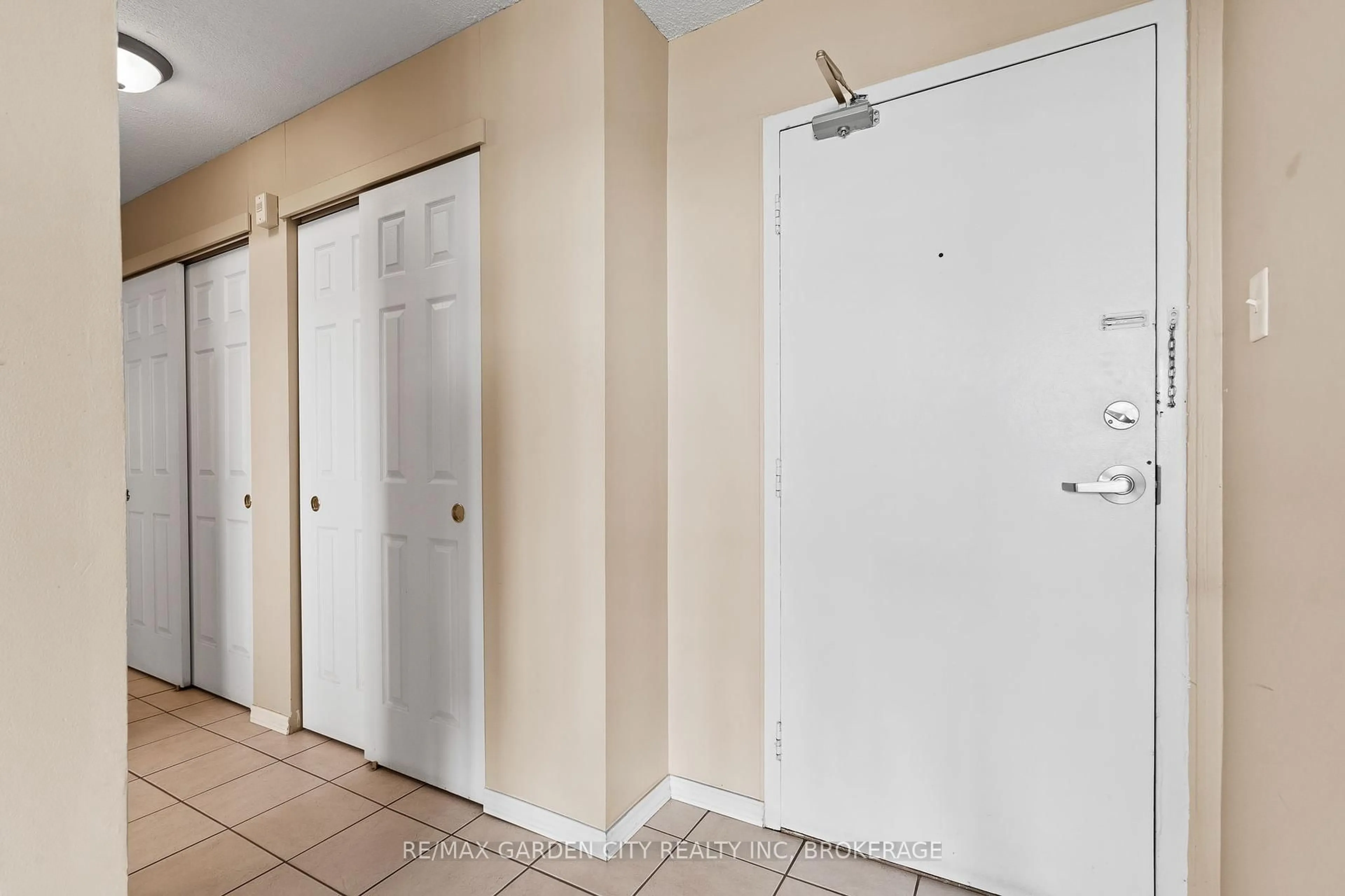 Indoor entryway for 215 GLENRIDGE Ave #1006, St. Catharines Ontario L2T 3J7
