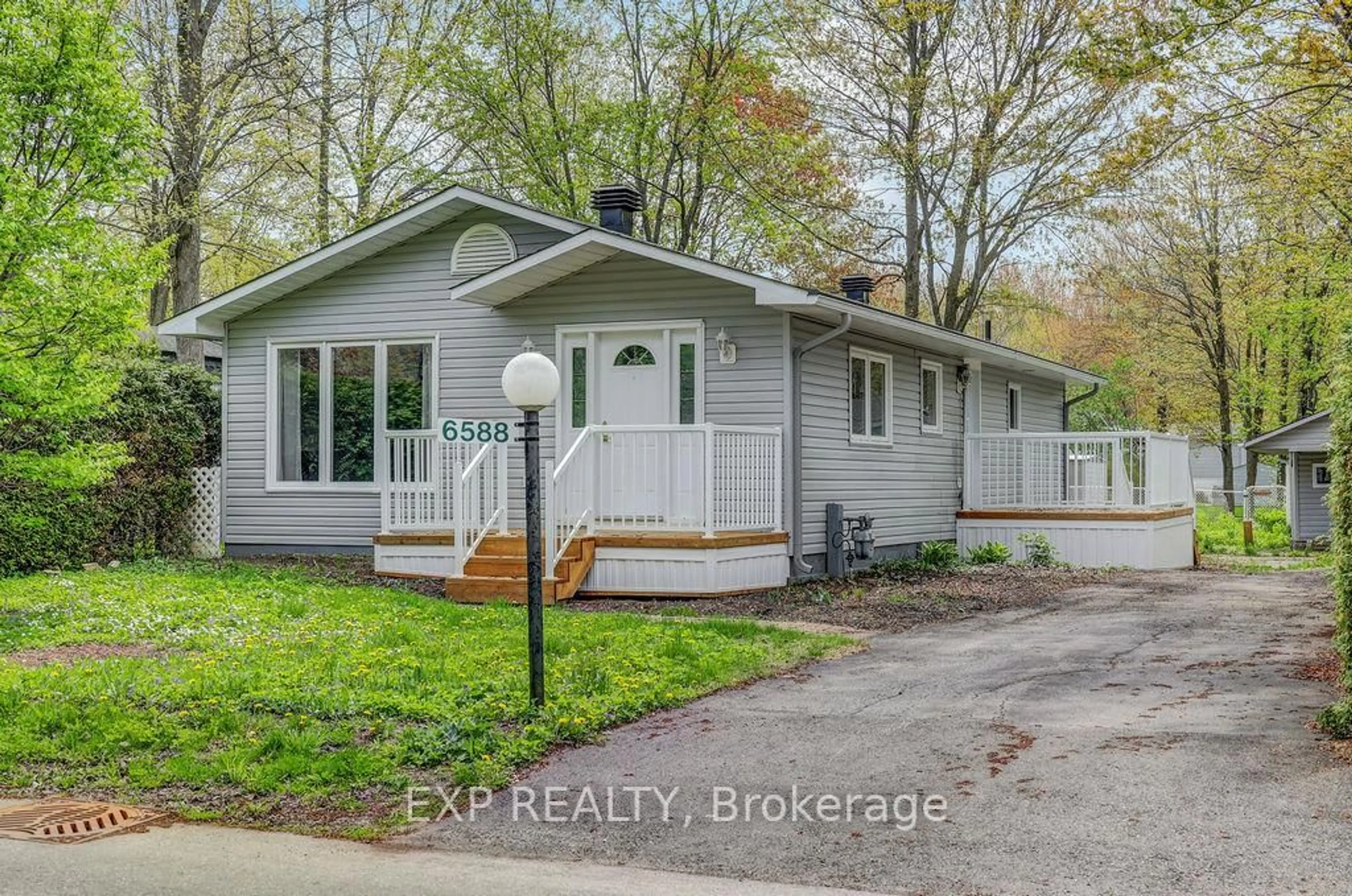 Home with vinyl exterior material, street for 6588 Vista John N/A, Greely Ontario K4P 1C8