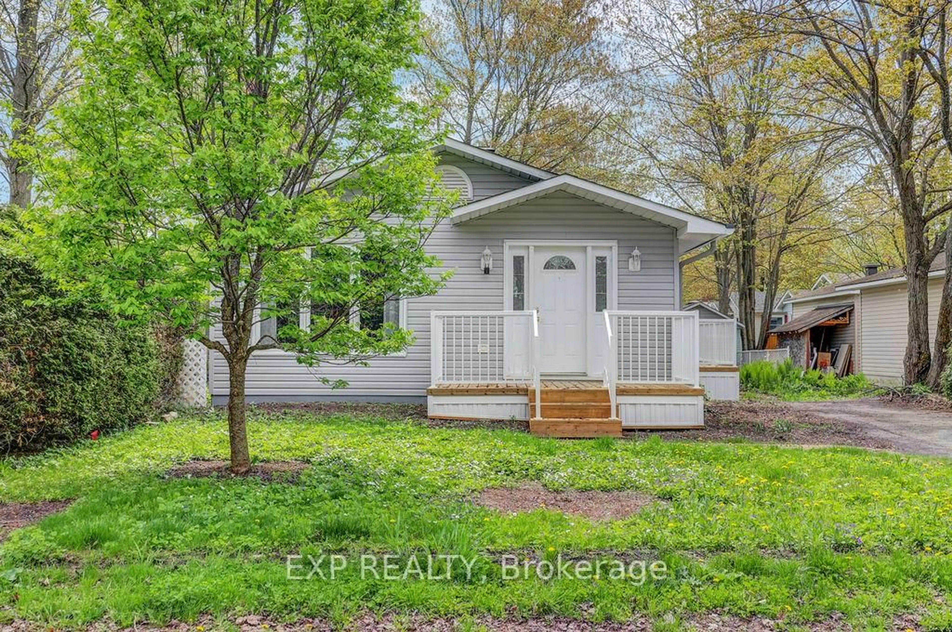 Home with vinyl exterior material, street for 6588 Vista John N/A, Greely Ontario K4P 1C8