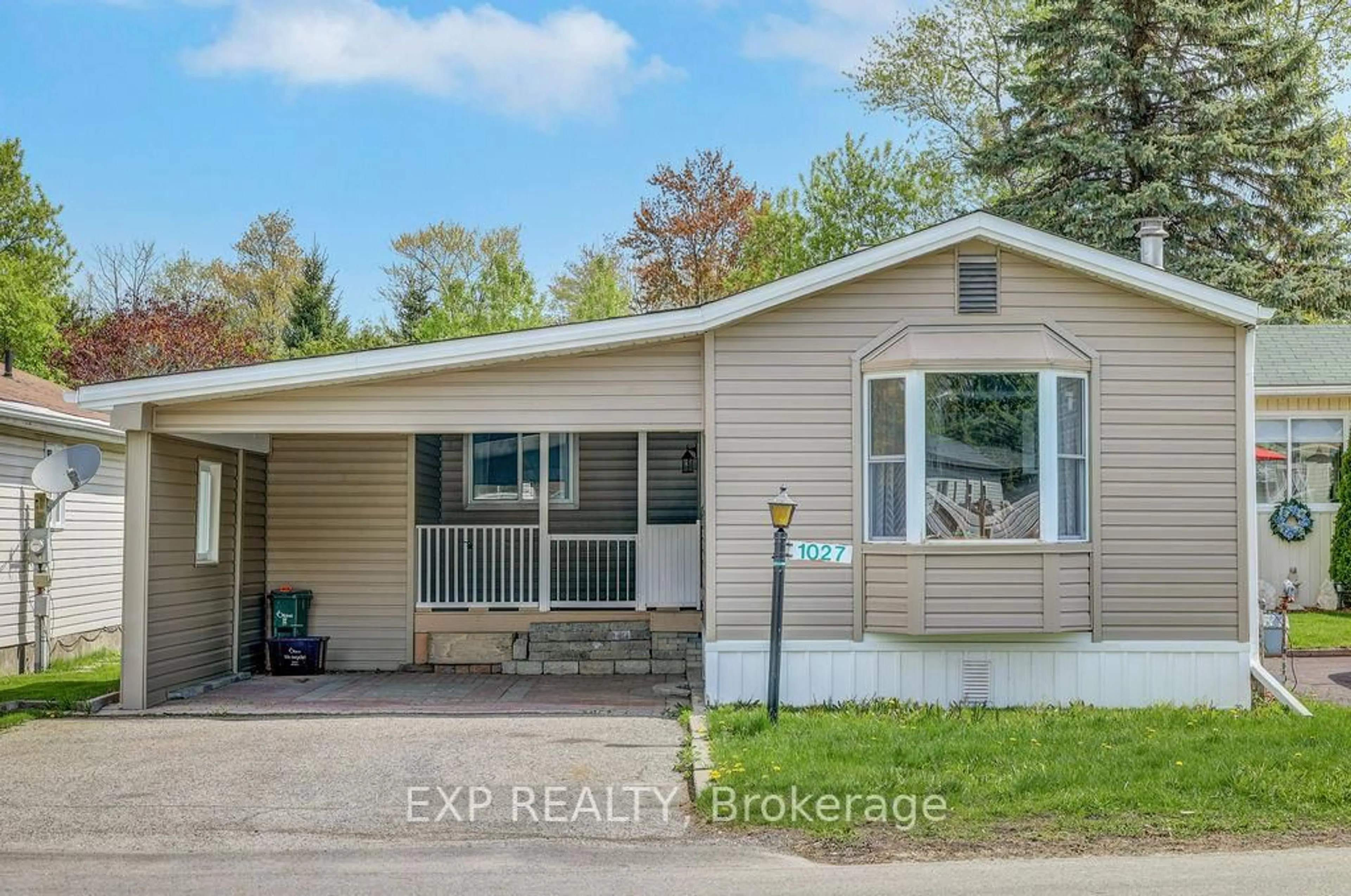 Home with vinyl exterior material, unknown for 1027 Vista Barrett N/A, Greely Ontario K4P 1C8