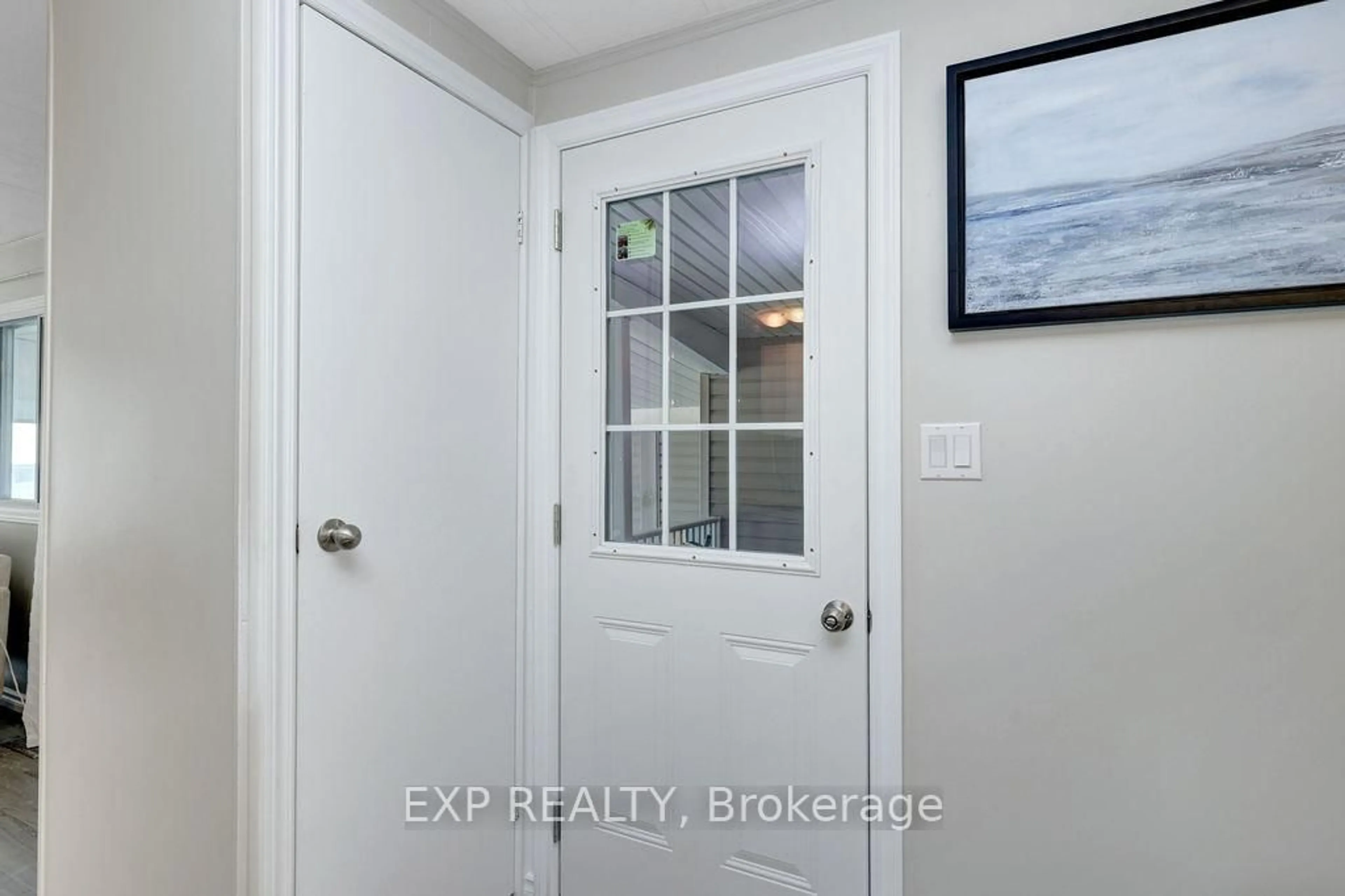 Indoor entryway for 1027 Vista Barrett N/A, Greely Ontario K4P 1C8