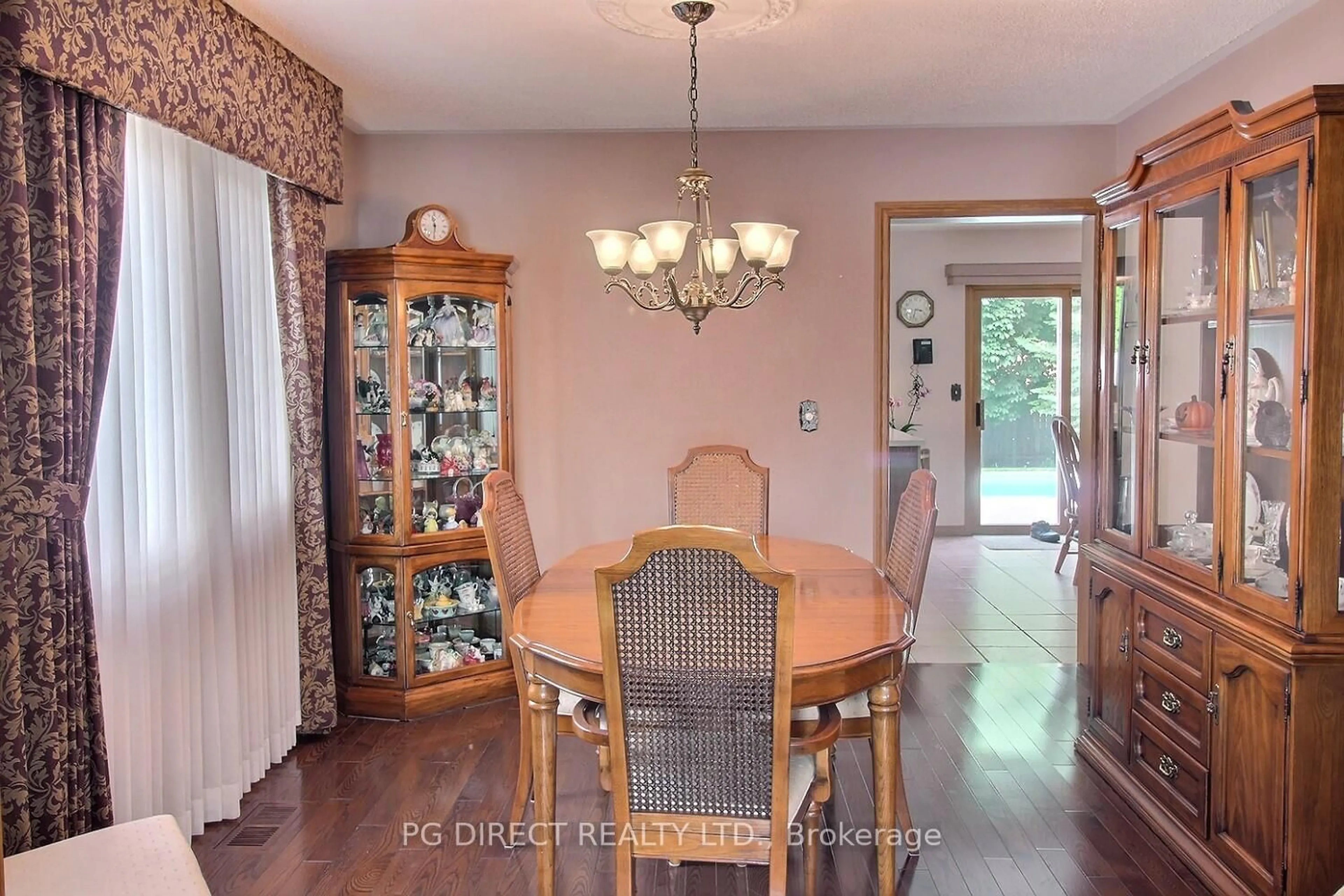 Dining room, wood/laminate floor for 25 Dungannon Dr, Belleville Ontario K8P 5E7