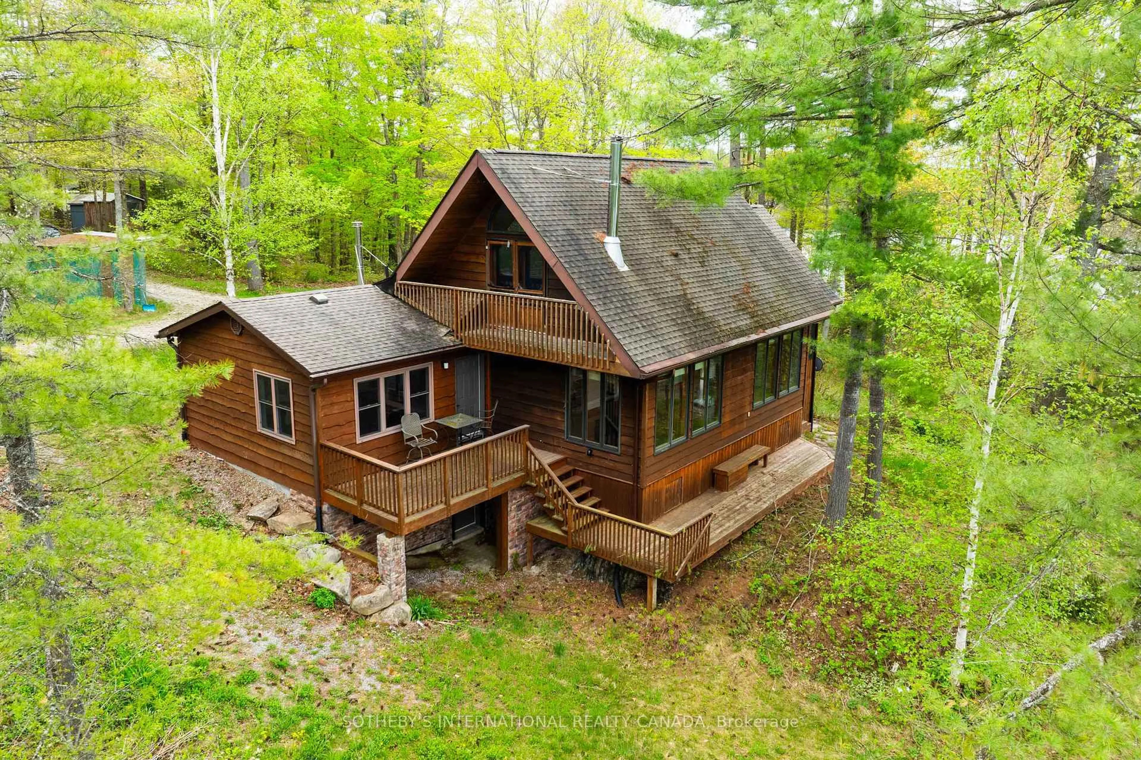 A pic from outside/outdoor area/front of a property/back of a property/a pic from drone, unknown for 1074 Cooks Rd, Gravenhurst Ontario P1P 1R3