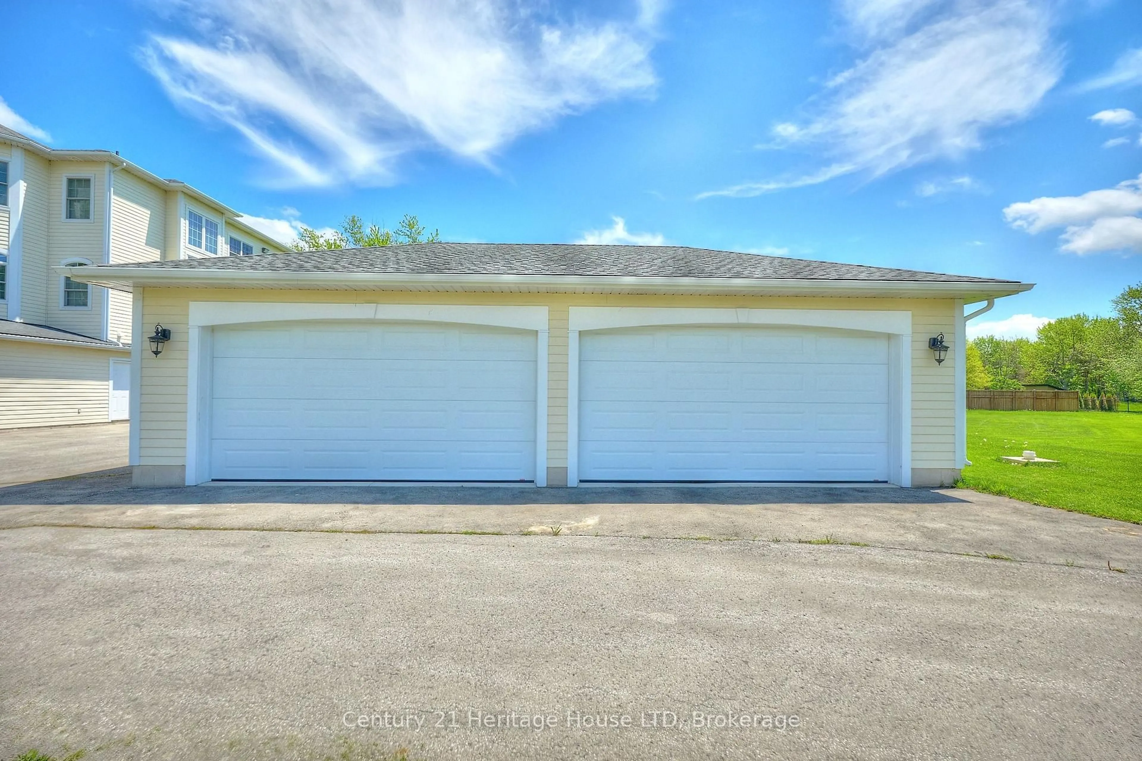 Indoor garage for 4069 Niagara River Parkway Pkwy, Fort Erie Ontario L0S 1S0