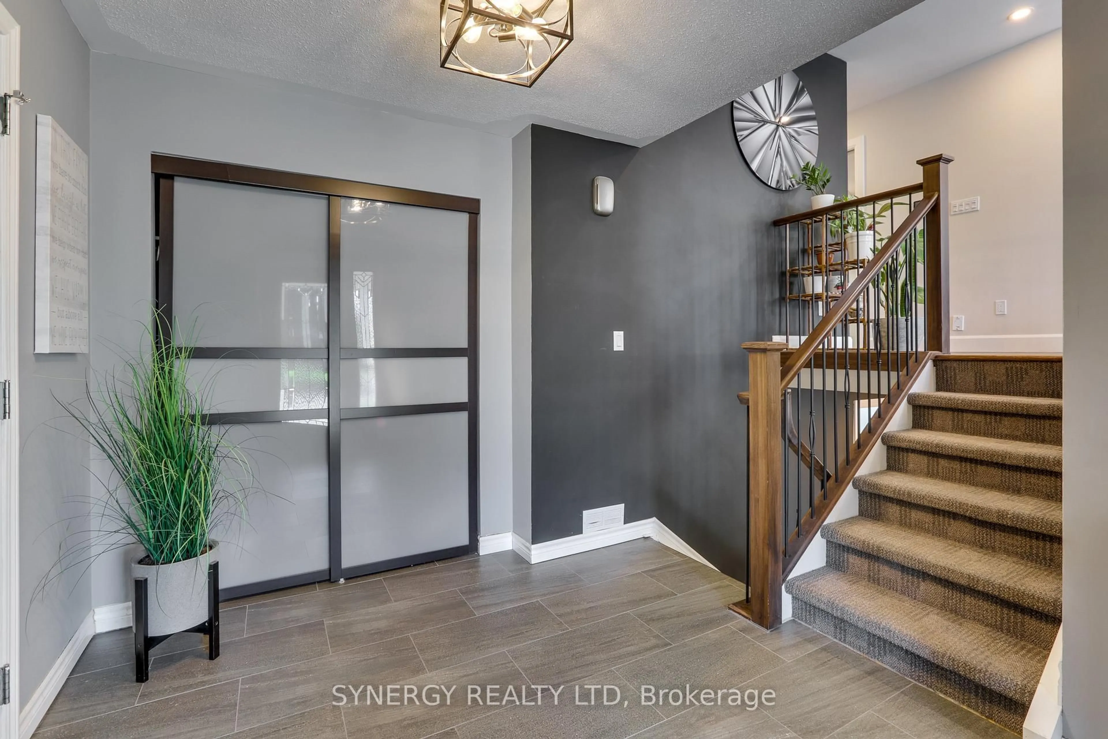 Indoor entryway for 168 Southfield Dr, Strathroy Caradoc Ontario N7G 3V4