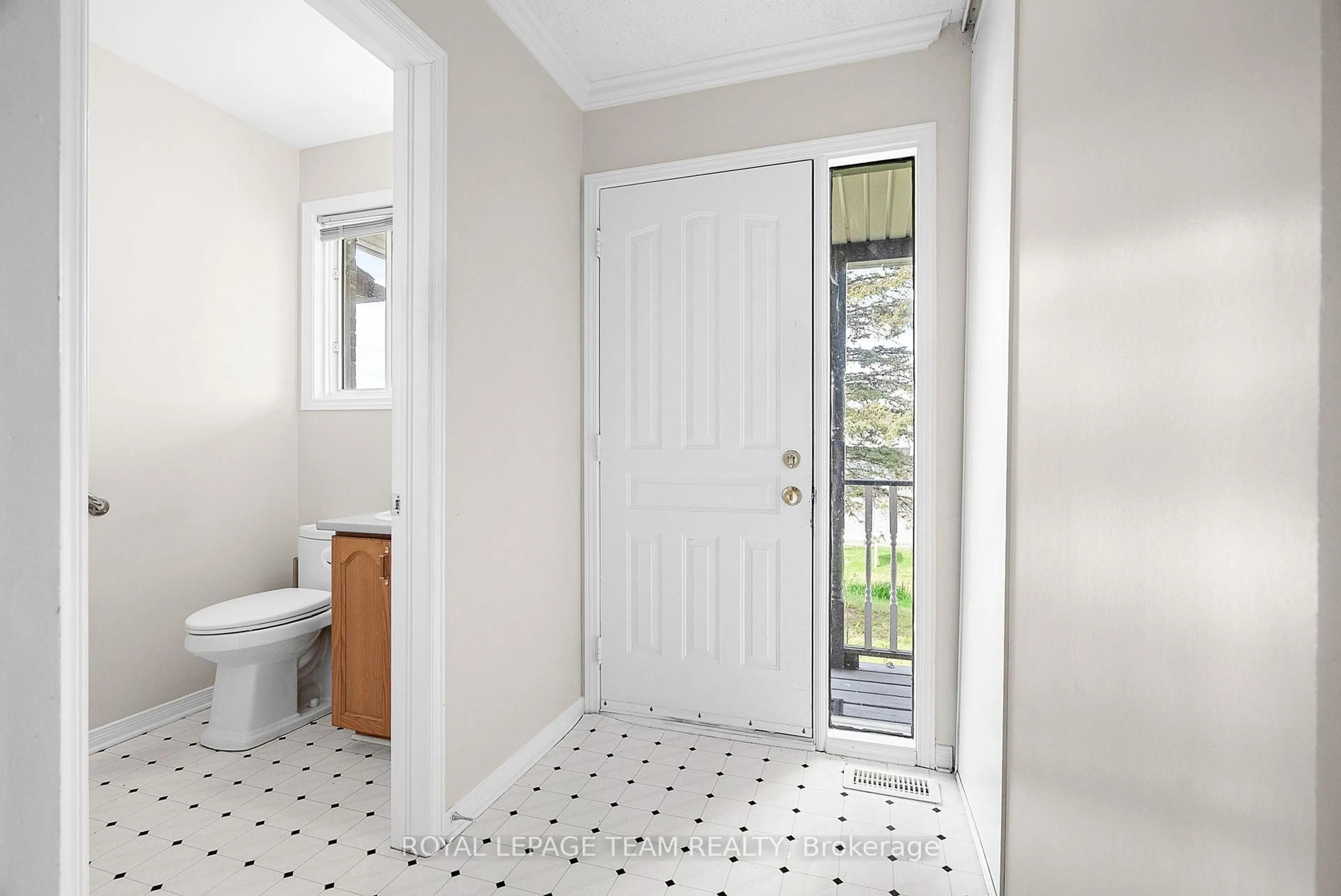 Indoor entryway for 115 Cricket Cres, Ottawa Ontario K0A 1T0