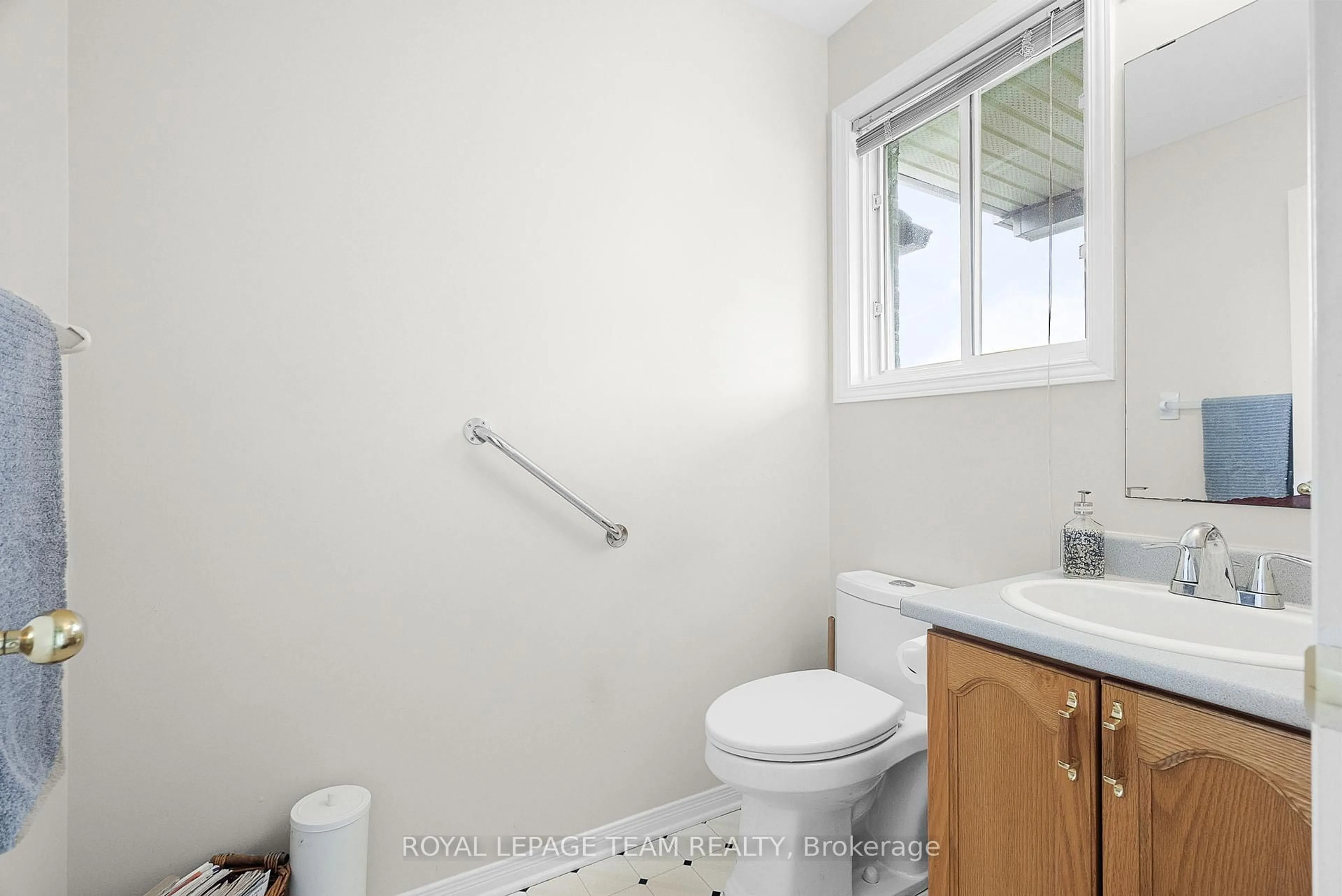 Standard bathroom, unknown for 115 Cricket Cres, Ottawa Ontario K0A 1T0