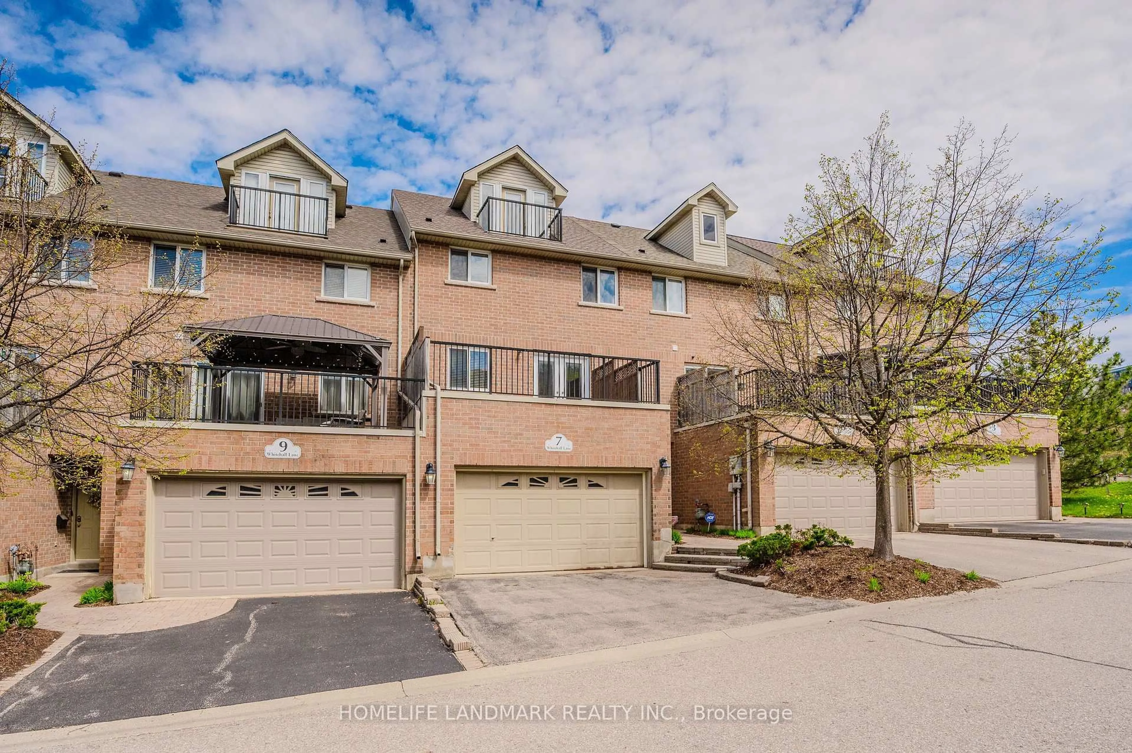 A pic from outside/outdoor area/front of a property/back of a property/a pic from drone, street for 7 Whitehall Lane, Cambridge Ontario N1R 8N3