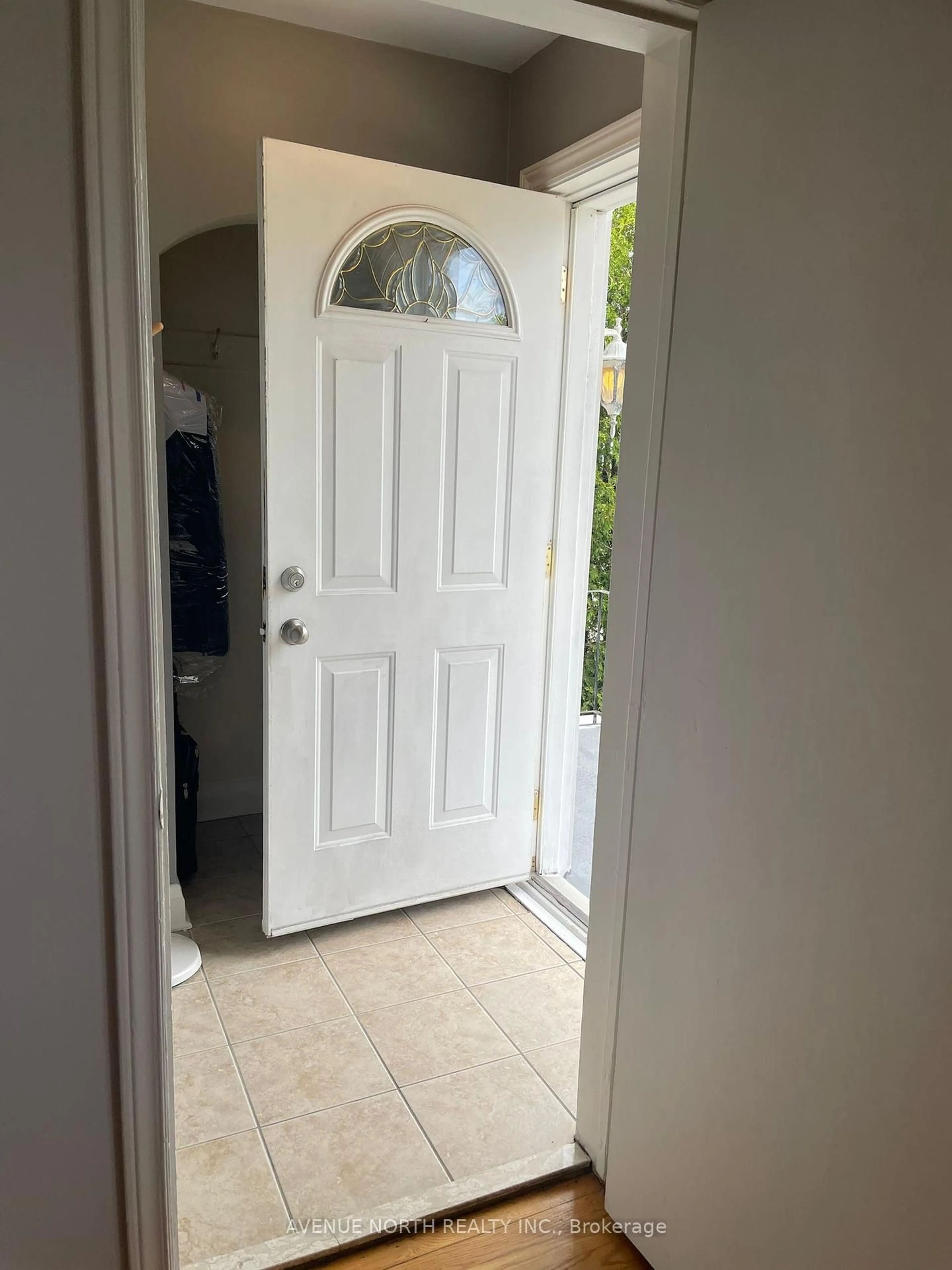 Indoor entryway for 1210 Erie Ave, Ottawa Ontario K1V 6G6