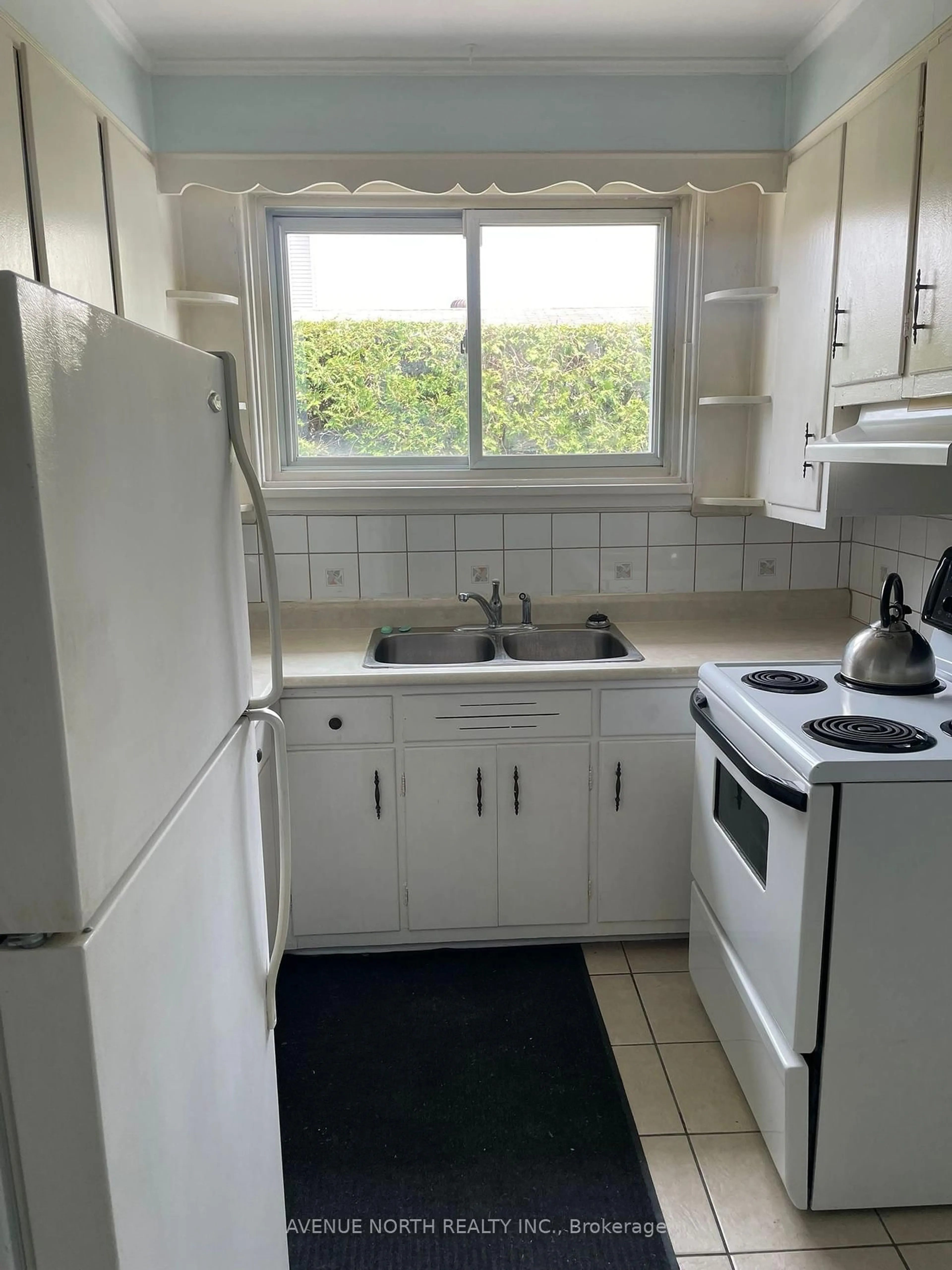 Standard kitchen, unknown for 1210 Erie Ave, Ottawa Ontario K1V 6G6