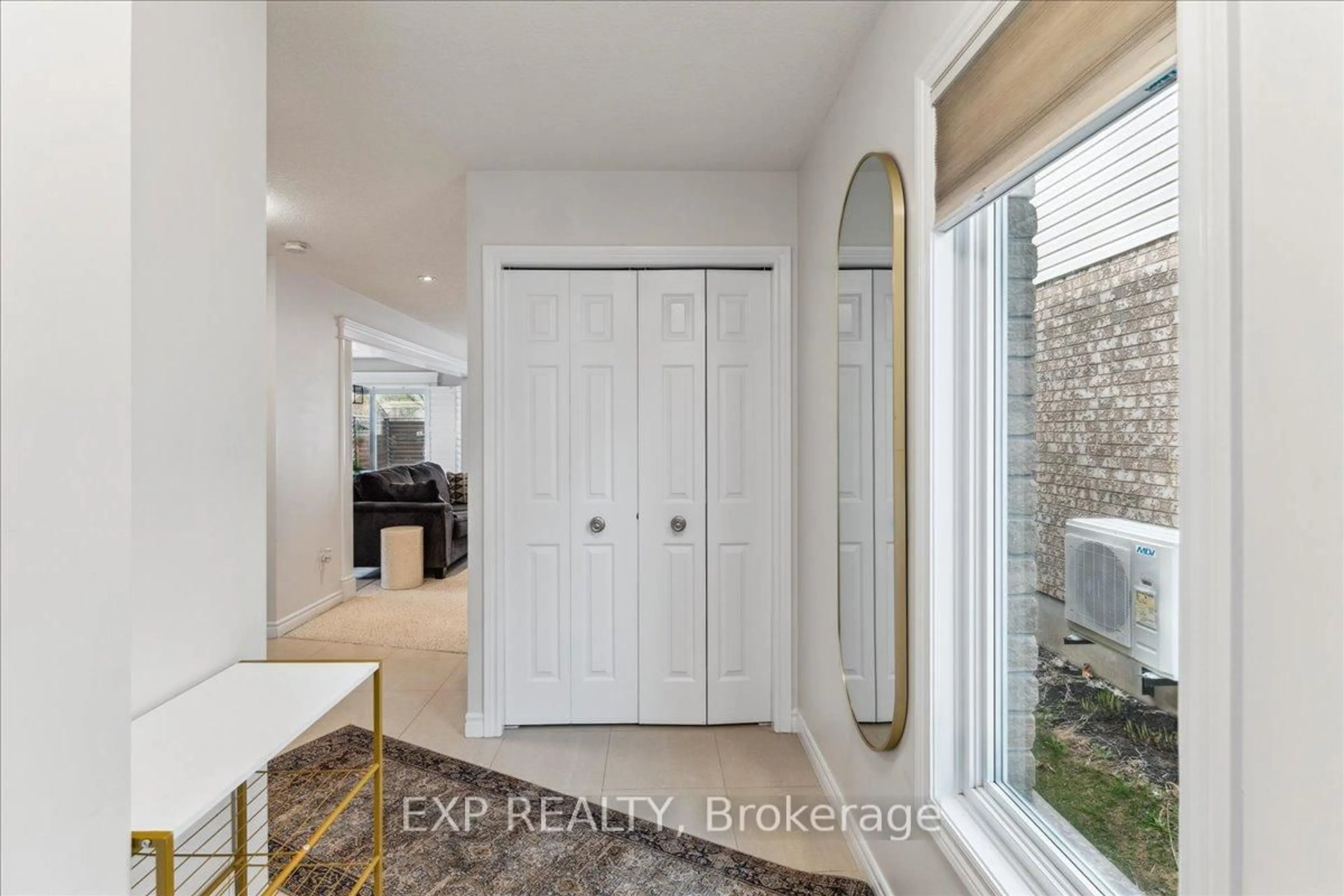 Indoor entryway for 409 Tealby Cres, Waterloo Ontario N2J 4Y8