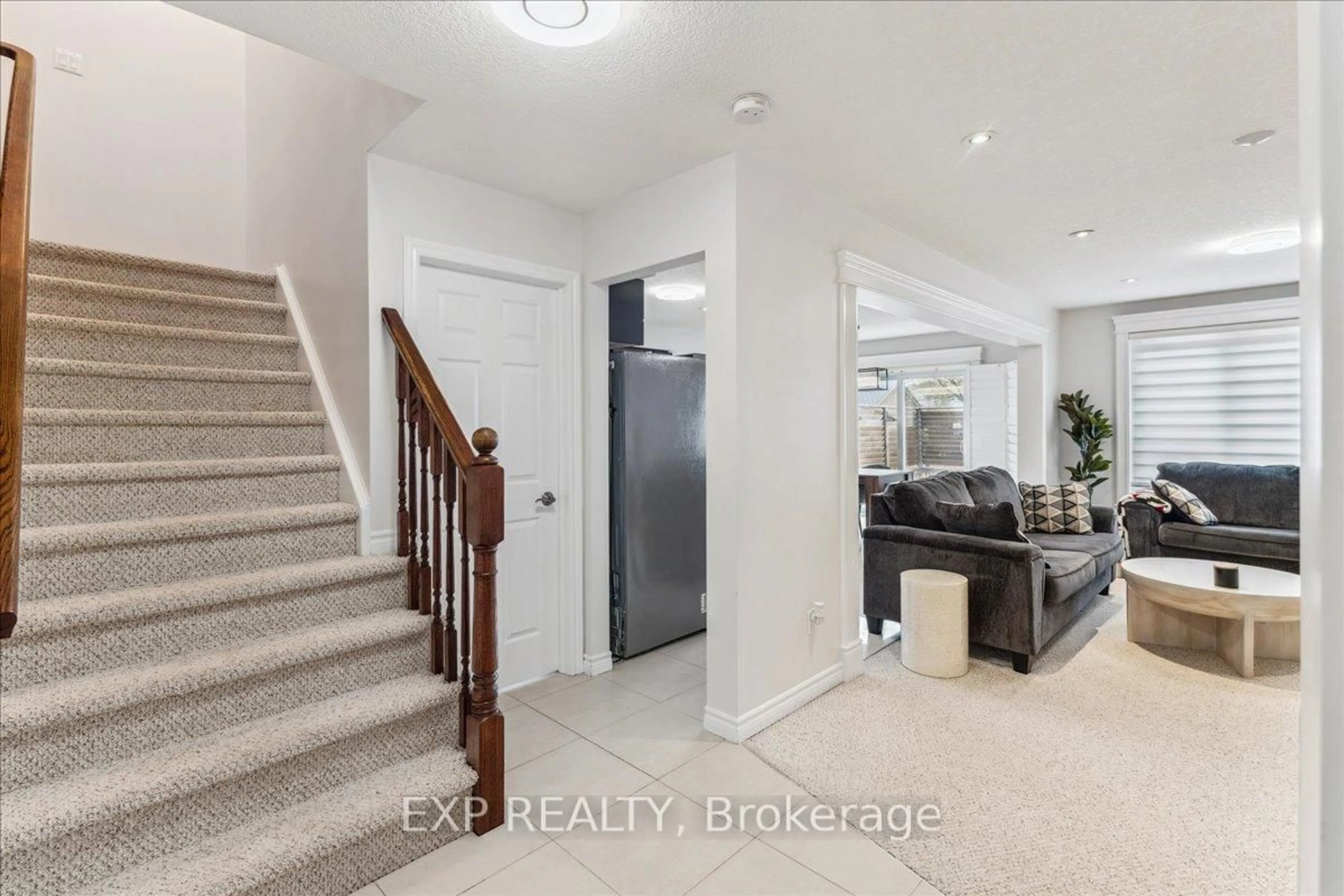 Indoor entryway for 409 Tealby Cres, Waterloo Ontario N2J 4Y8