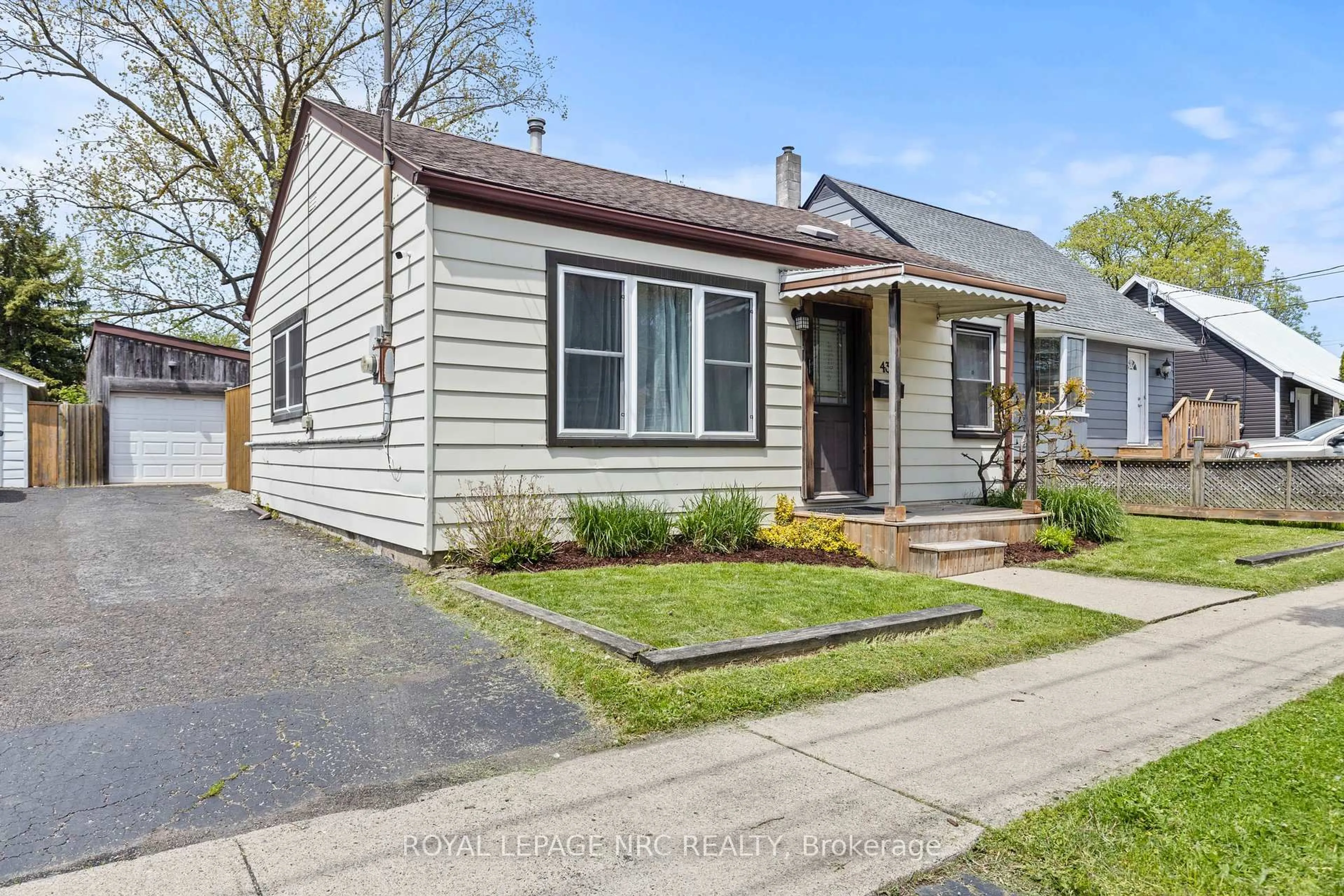 Home with vinyl exterior material, street for 43 Boulton Pl, St. Catharines Ontario L2M 5L5