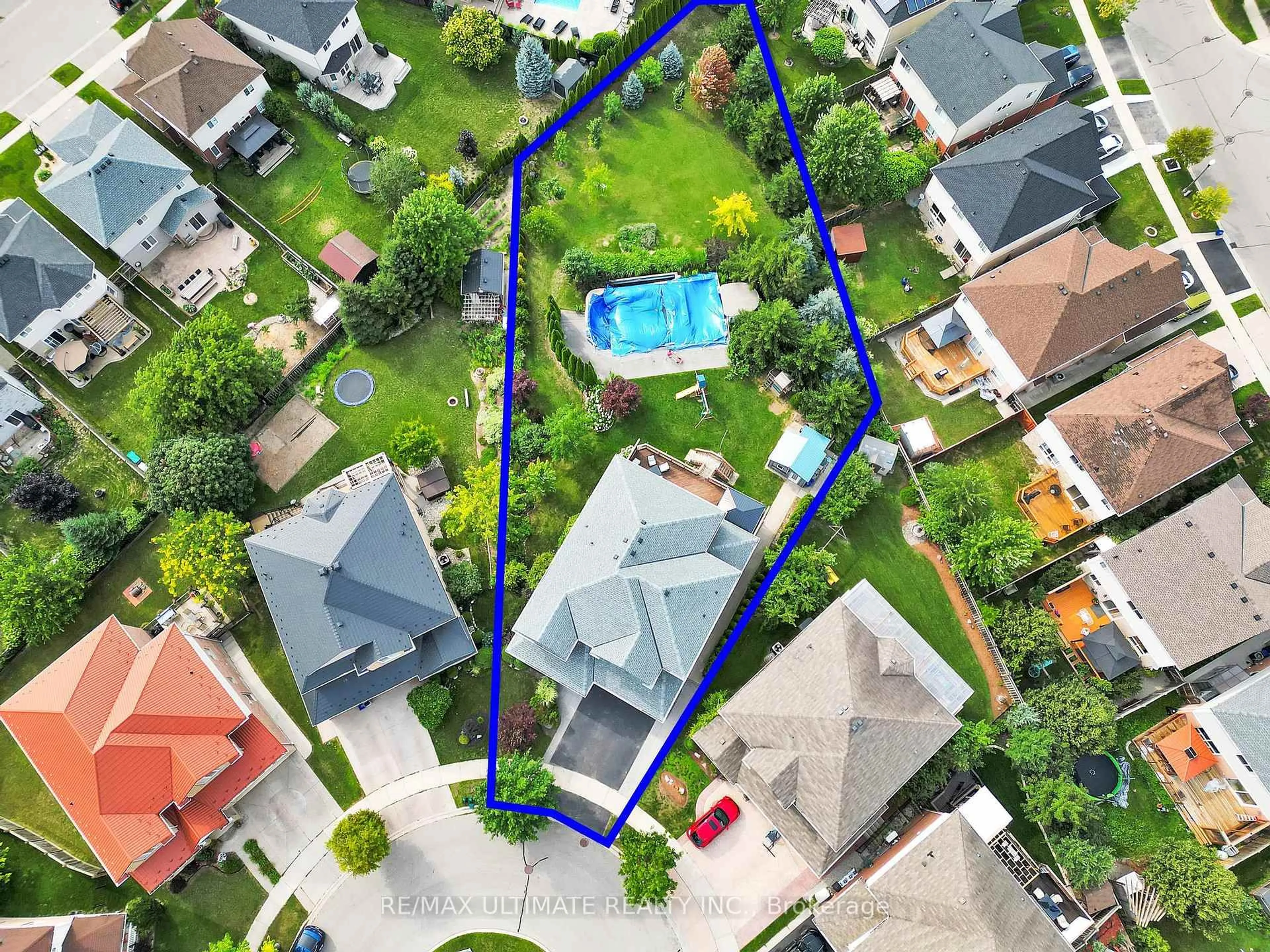 A pic from outside/outdoor area/front of a property/back of a property/a pic from drone, street for 936 Manorbrook Crt, Kitchener Ontario N2P 2Y2