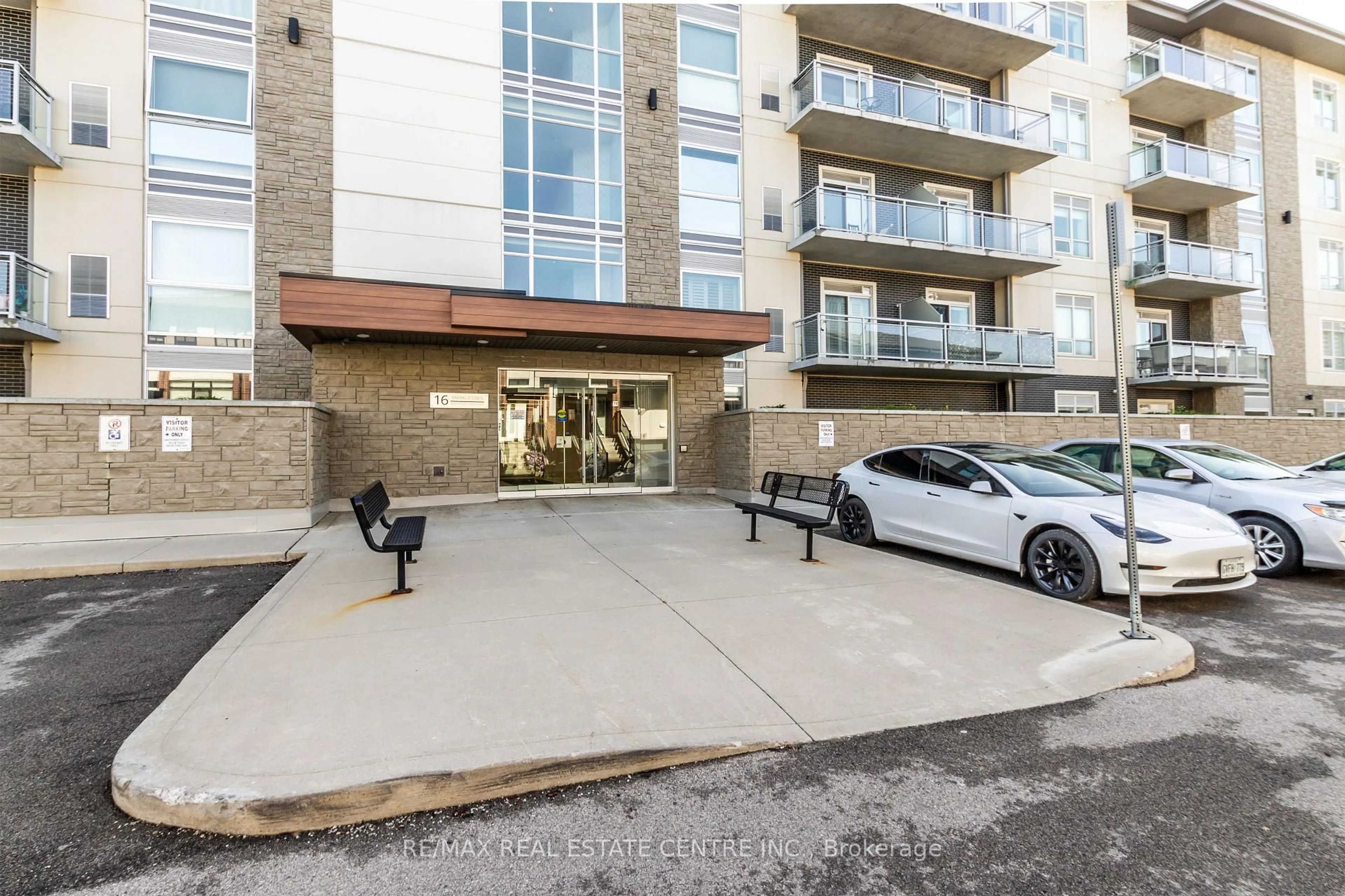 Patio, street for 16 Markle Cres #213, Hamilton Ontario L9G 0H4