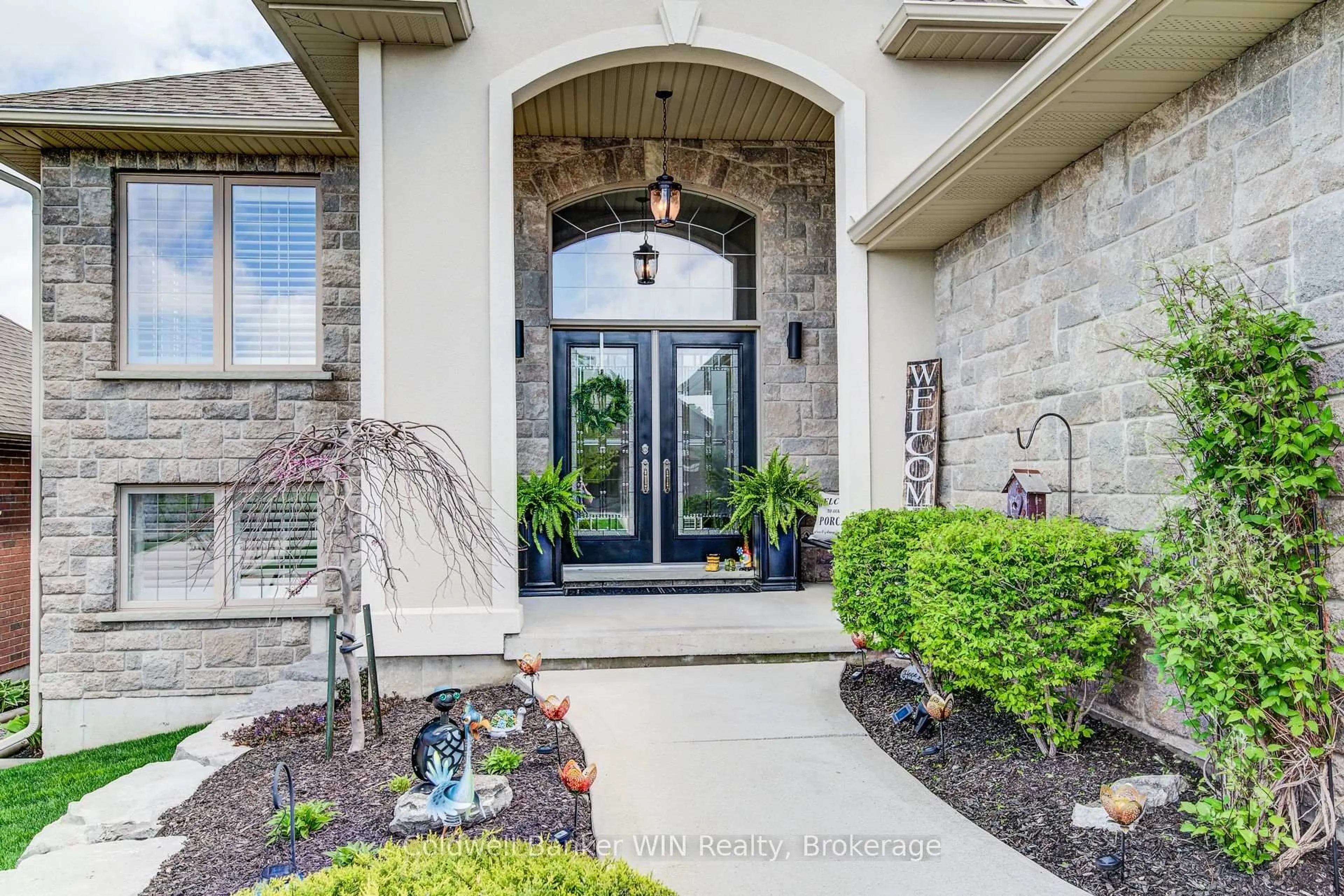 Indoor entryway for 185 Rubys Cres, Wellington North Ontario N0G 2L2